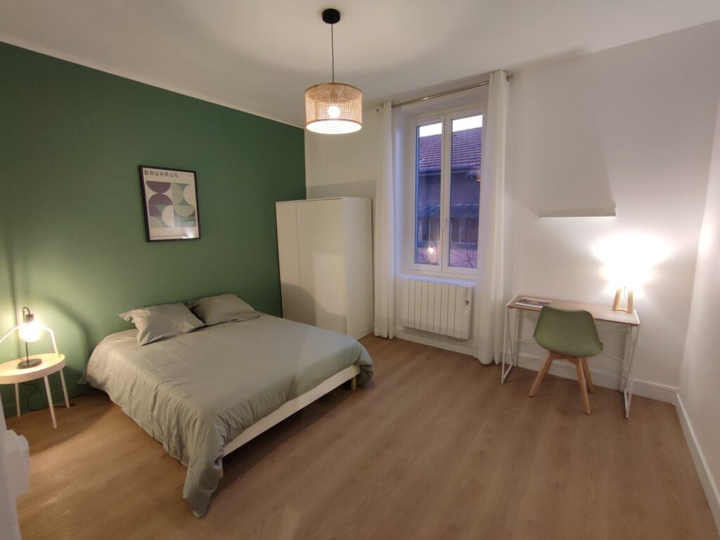 une chambre avec lit double aménagée