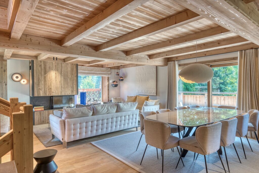 une grande pièce à vivre ambiance chalet