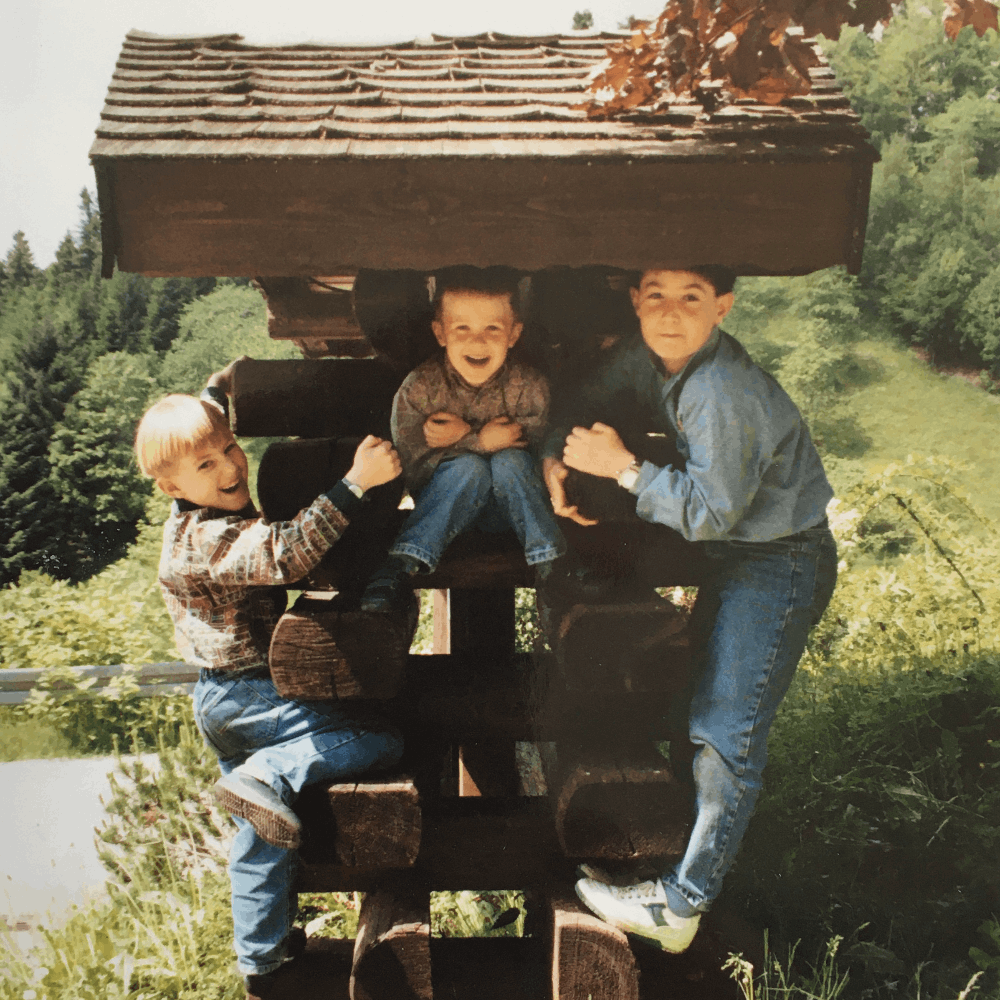 une photo des 3 créateurs enfants