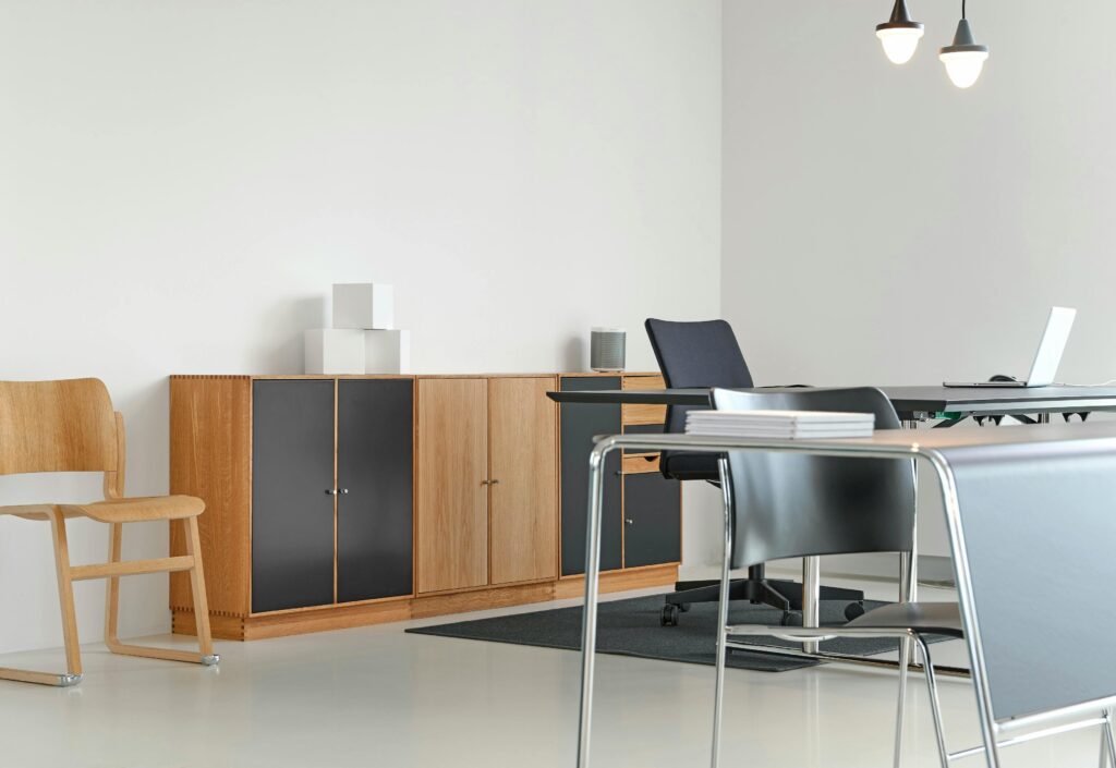 bureau aménagé de manière classique