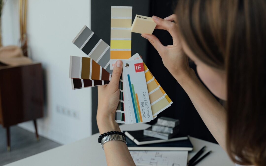 décoratrice d'intérieur sélectionnant des couleurs