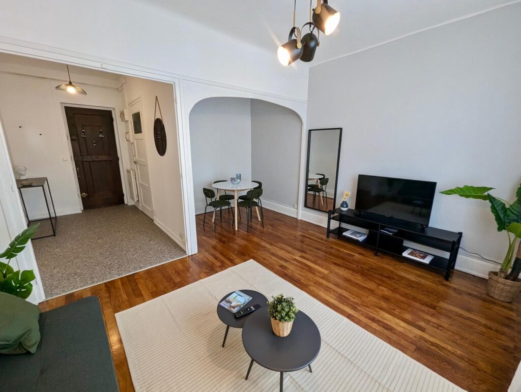 Salon pour un T2 avec un espace salle à manger sous une alcôve