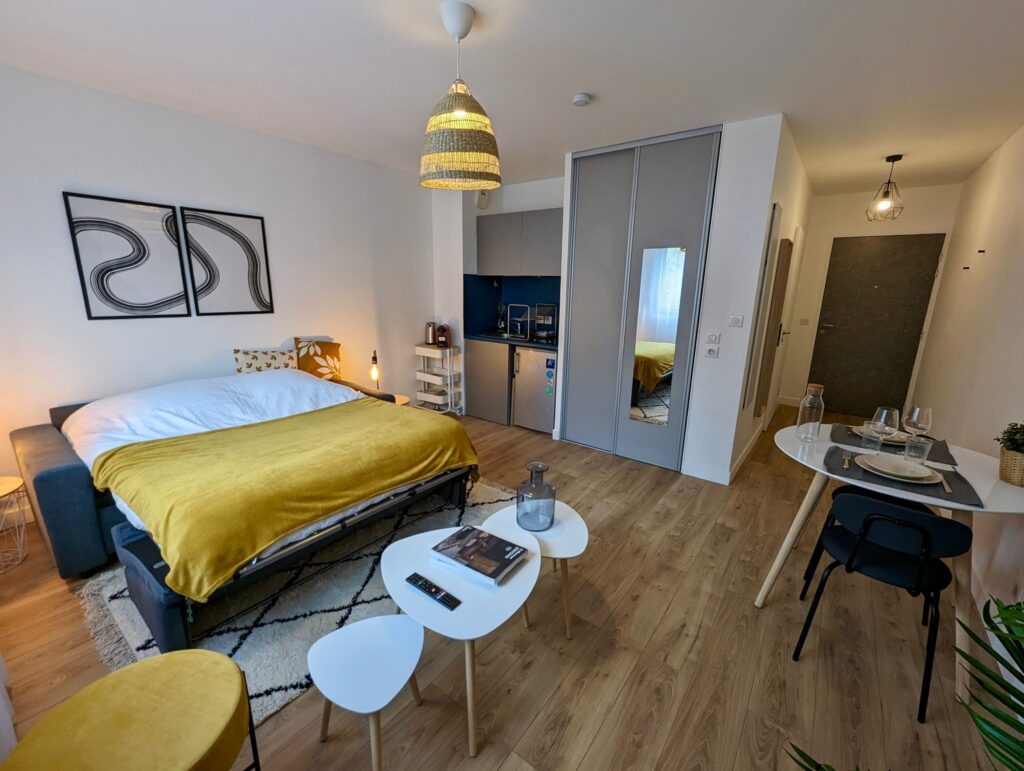 Studio étudiant avec un canapé-lit déplié dans la pièce