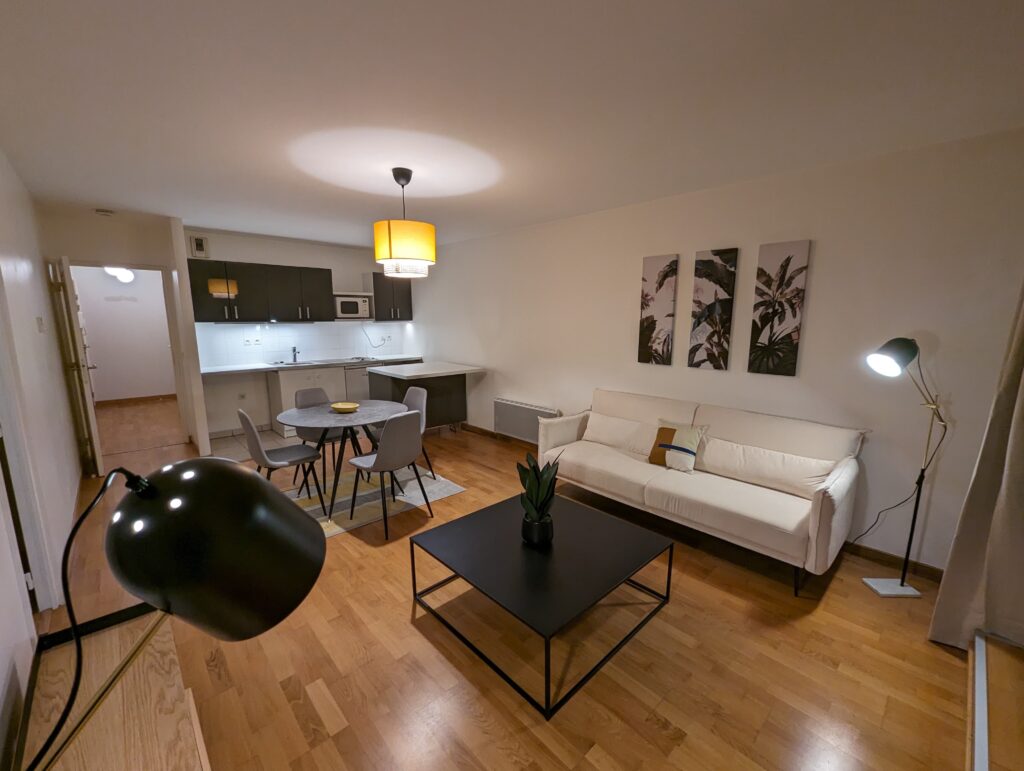 Espace ouvert avec cuisine, salle à manger et salon