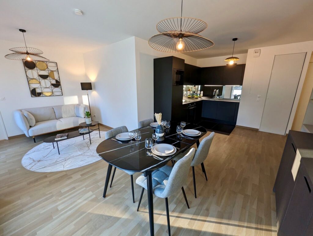 Espace de vie sur un thème chic avec des coloris noirs, blancs et dorés.
