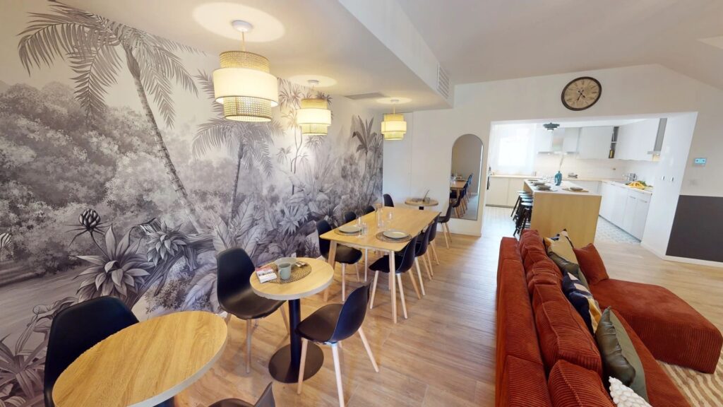 Espace salle à manger pour une colocation sur le thème des aventuriers