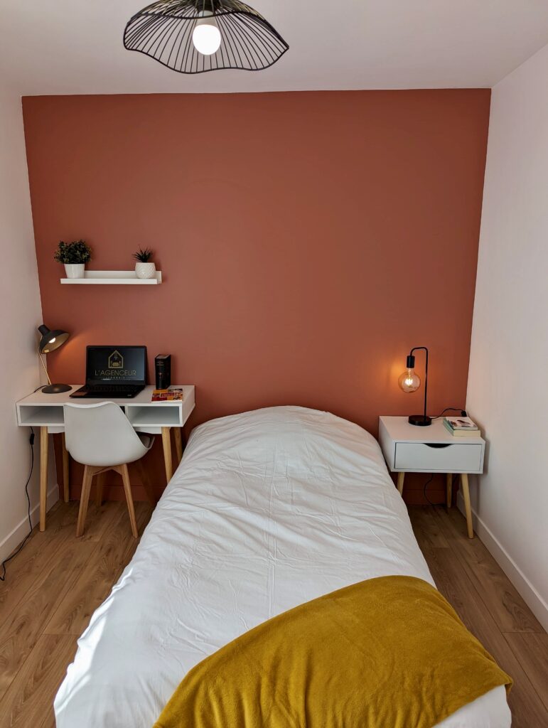 chambre étudiante avec un lit simple et un bureau dans une colocation