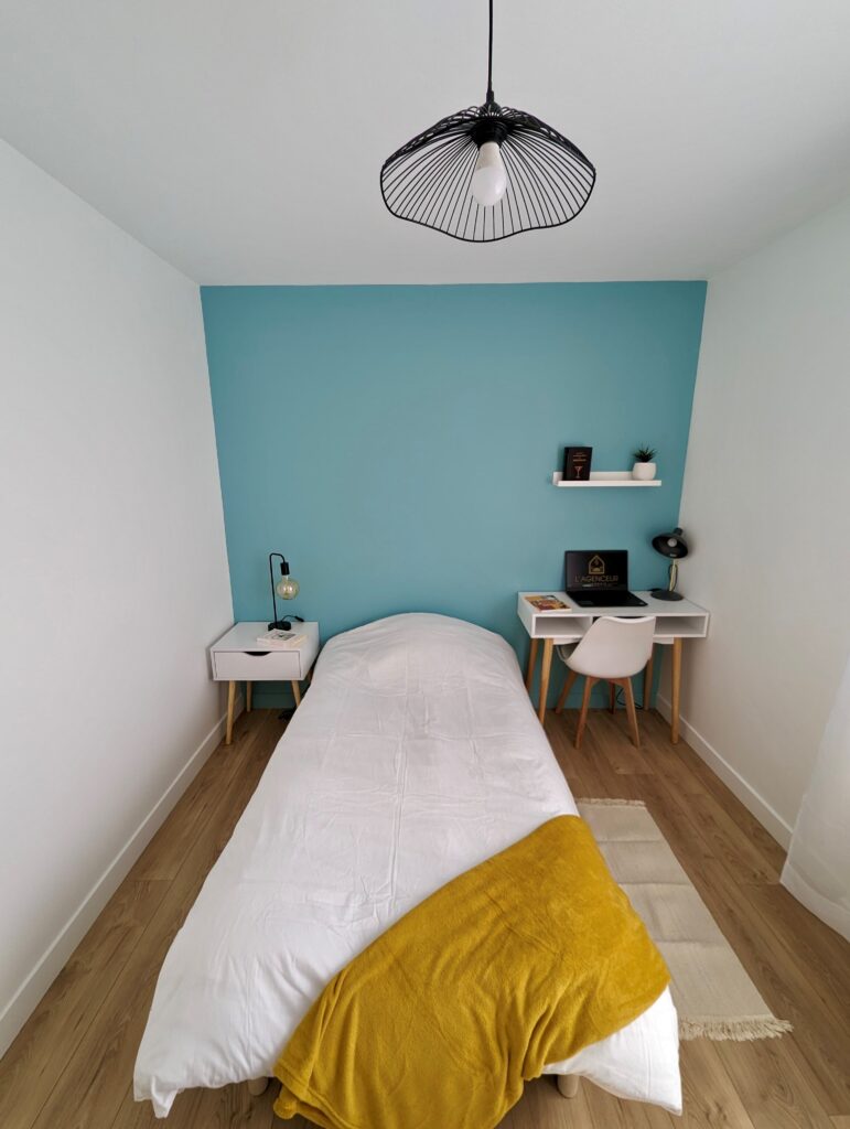 chambre étudiante avec un lit simple et un bureau dans une colocation