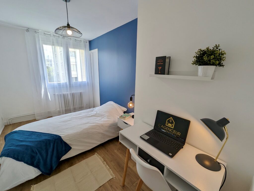 chambre étudiante avec un lit simple et un bureau dans une colocation