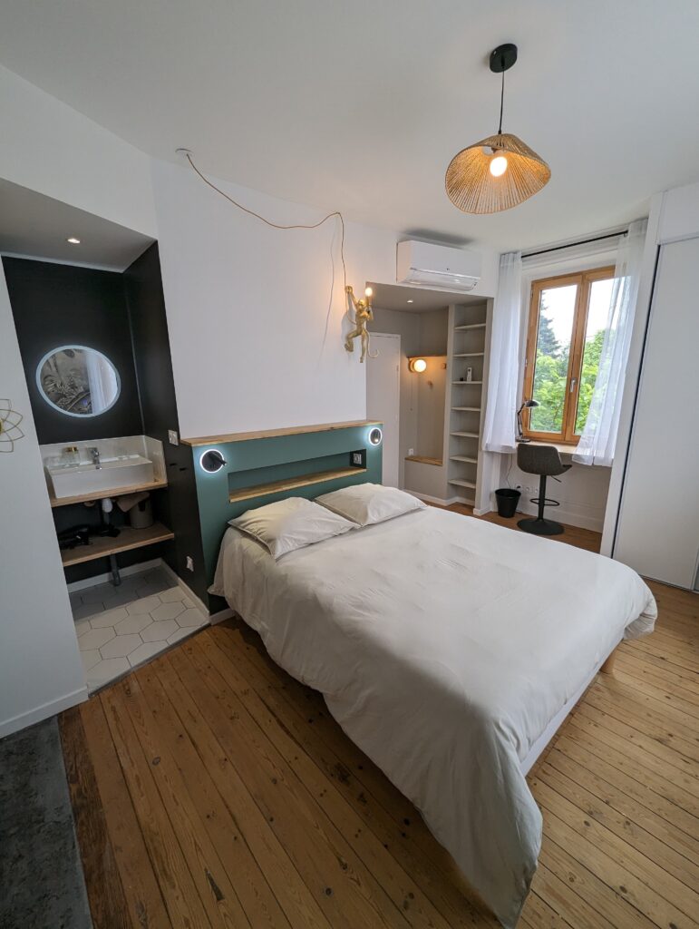 Chambre sur le thème des aventuriers avec un lit 2 places et une salle de bain privative