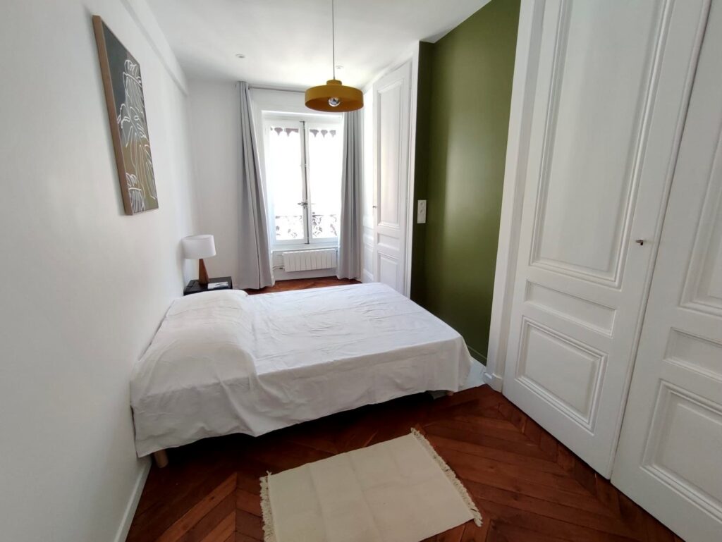 chambre sobre et confortable