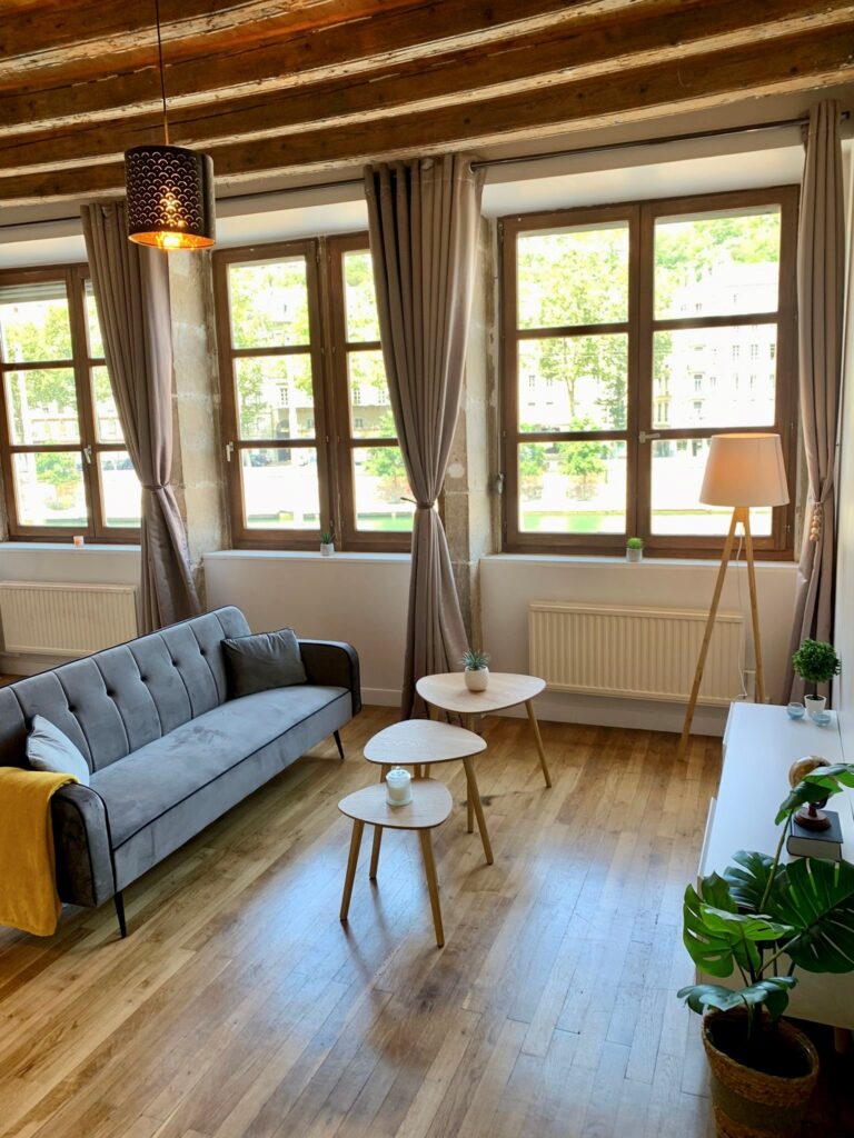 Salon avec le mobilier essentiel pour la location meublée