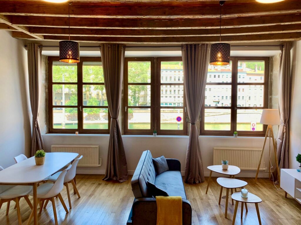 Espace de vie avec le mobilier essentiel pour la location meublée