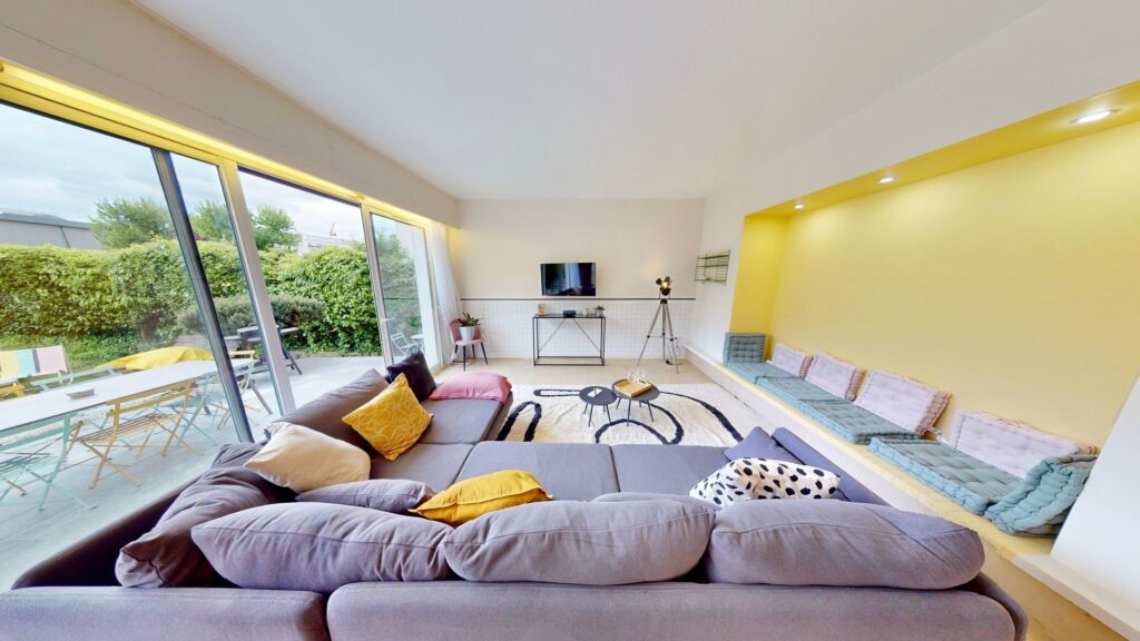 Salon avec des couleurs POP pour une colocation