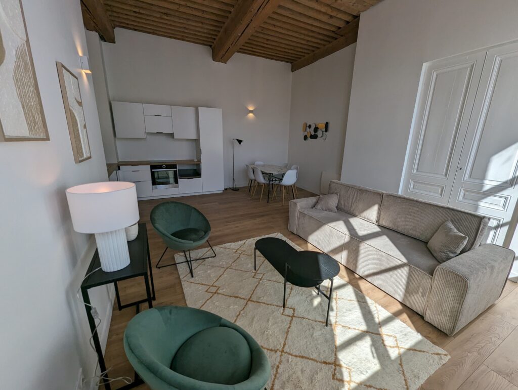 Espaces de vie confortable sur les tons beiges et verts