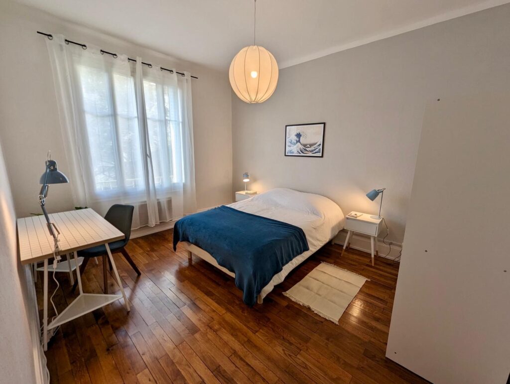 Chambre confortable avec des touches japonaises pour un étudiant avec un lit en 140 x 190 cm et 1 grand bureau de 140 cm de large.