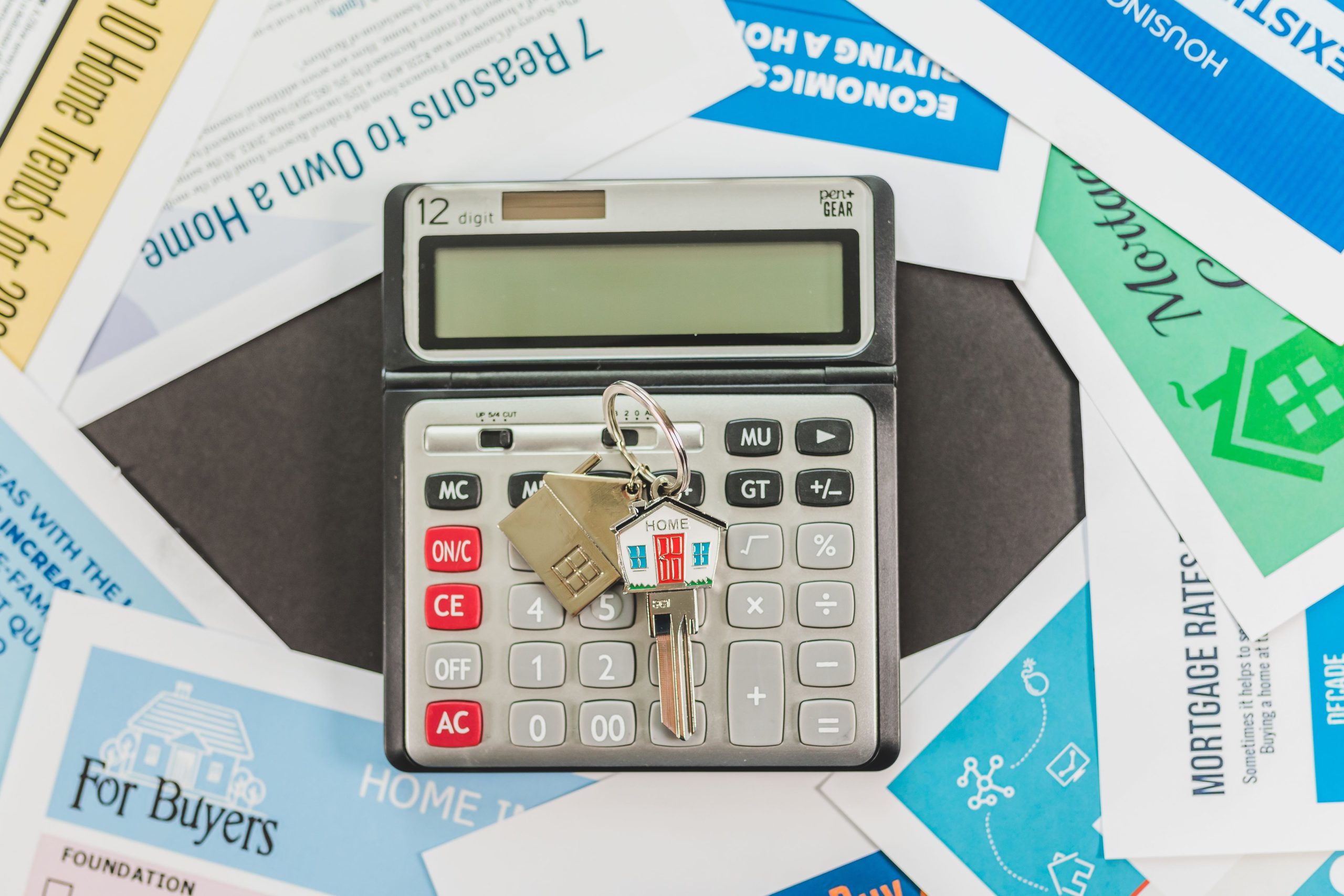 Calculatrice, clés et documents immobiliers financiers