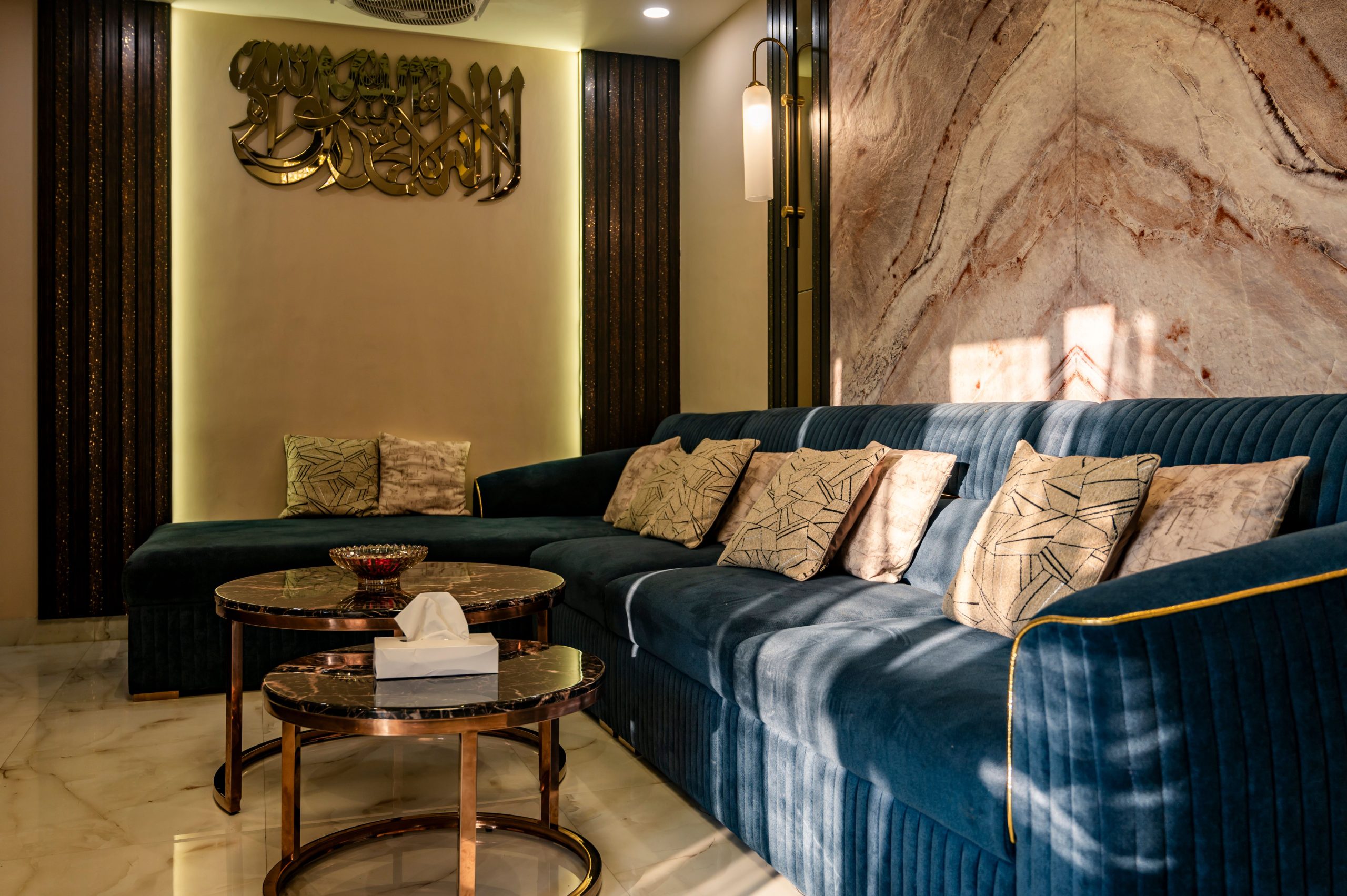 Lounge élégant canapé velours bleu marbre