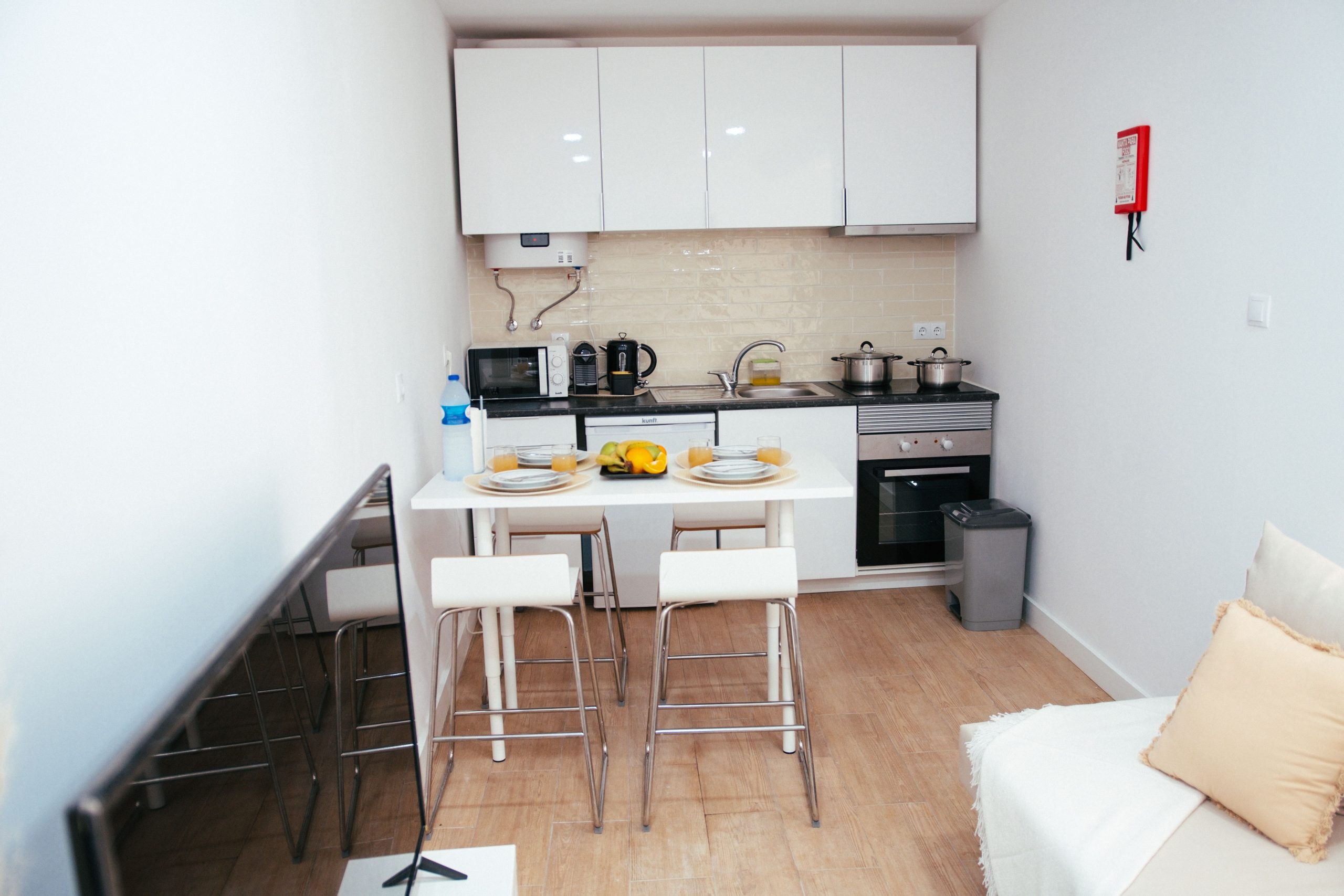 Cuisine moderne et confortable avec électroménager minimaliste.
