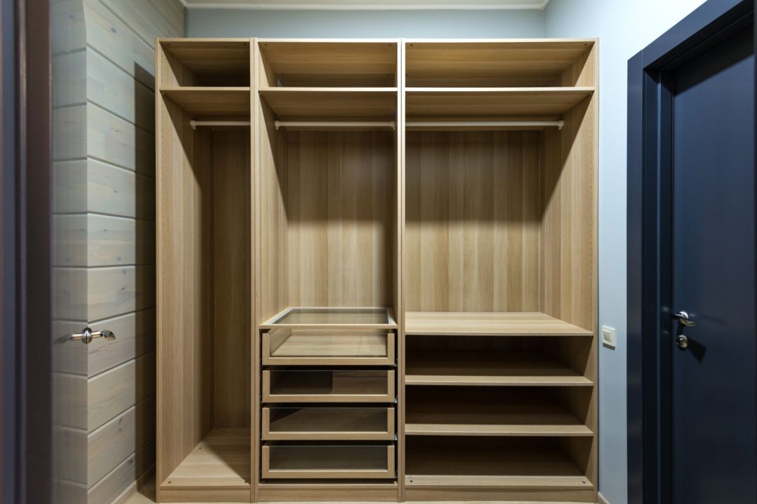 Le dressing sur mesure qui sert vraiment, et celui qu’on remplit de cartons