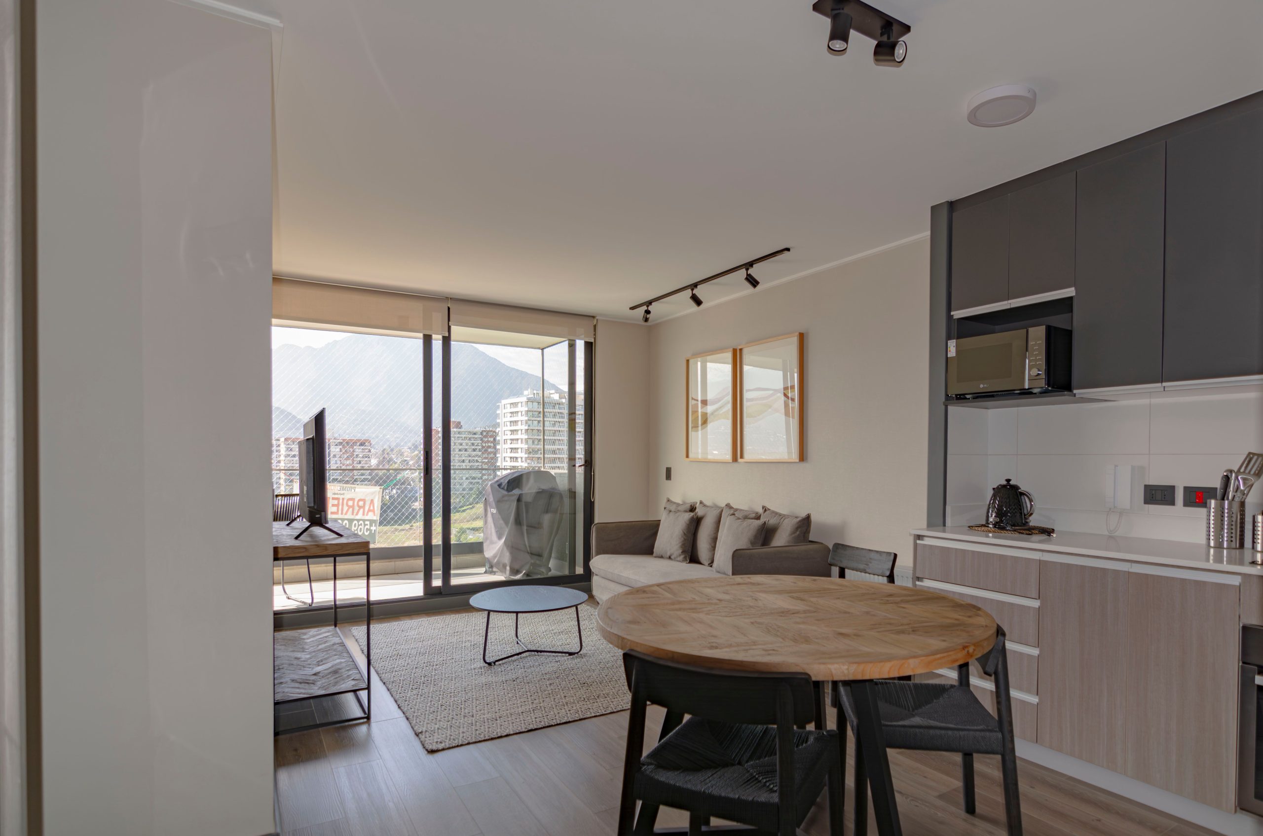 Salon moderne spacieux avec balcon ville