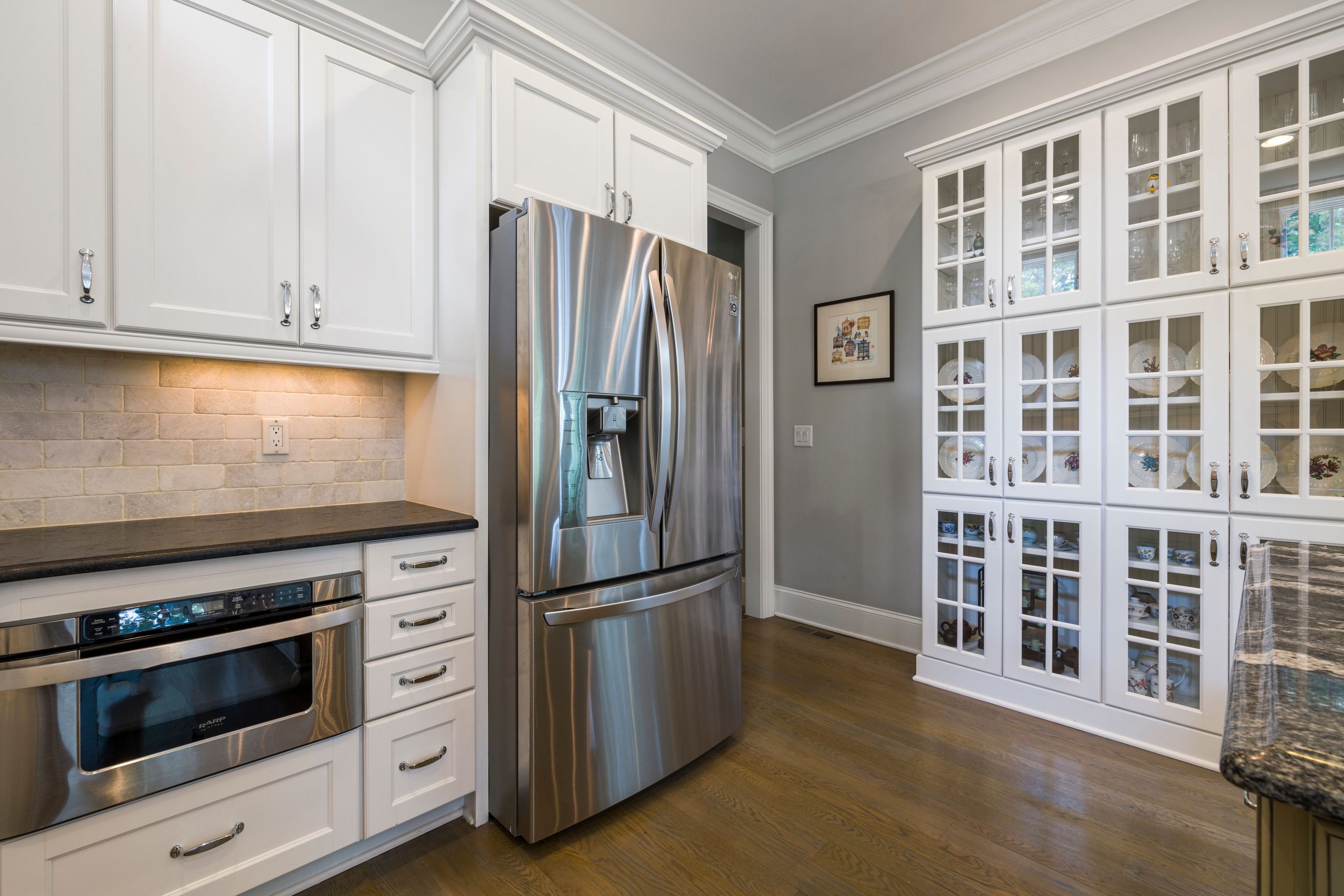 Cuisine contemporaine avec réfrigérateur inox et meubles blancs