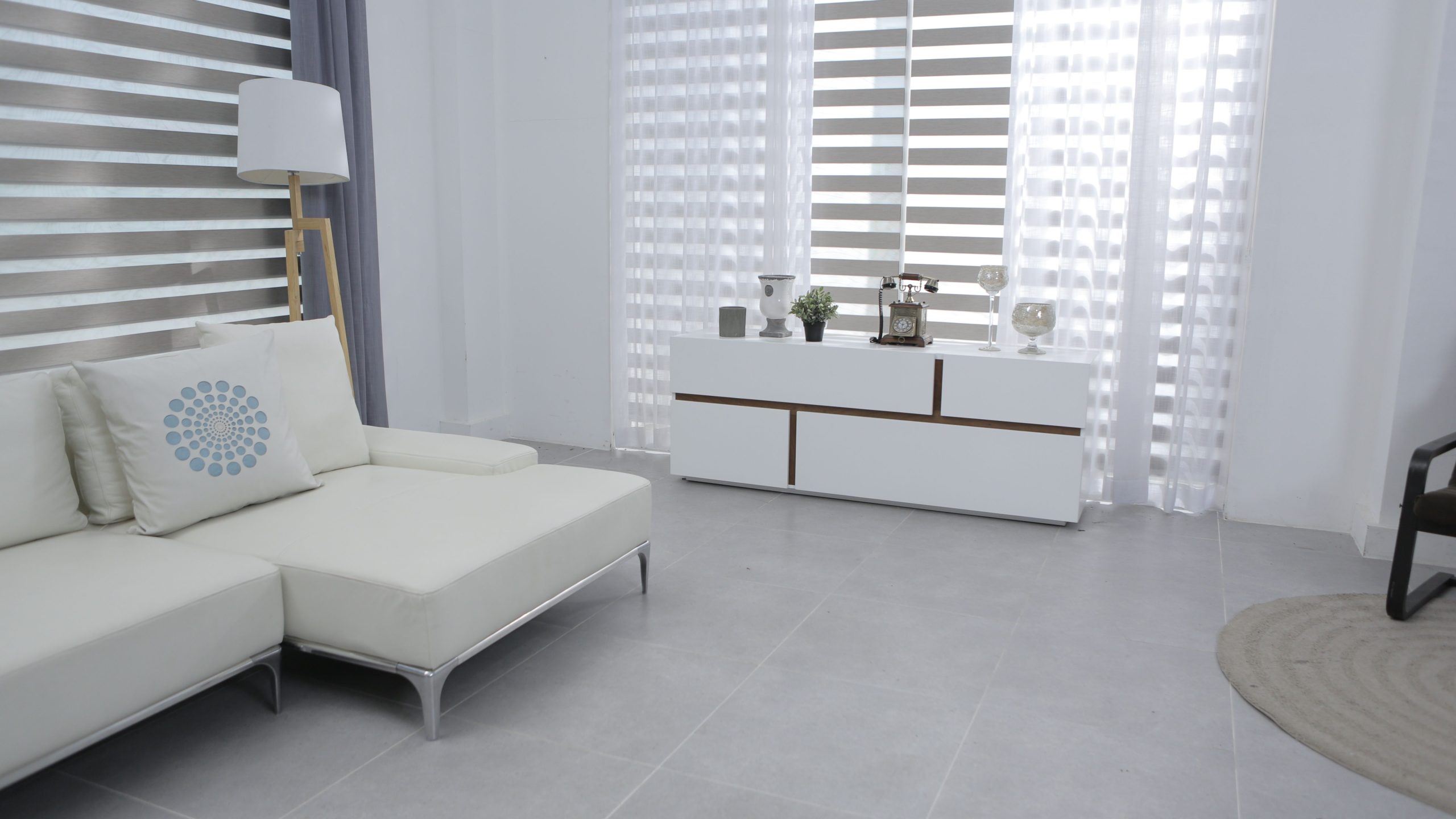 Salon spacieux lumineux au décor minimaliste et mobilier blanc épuré