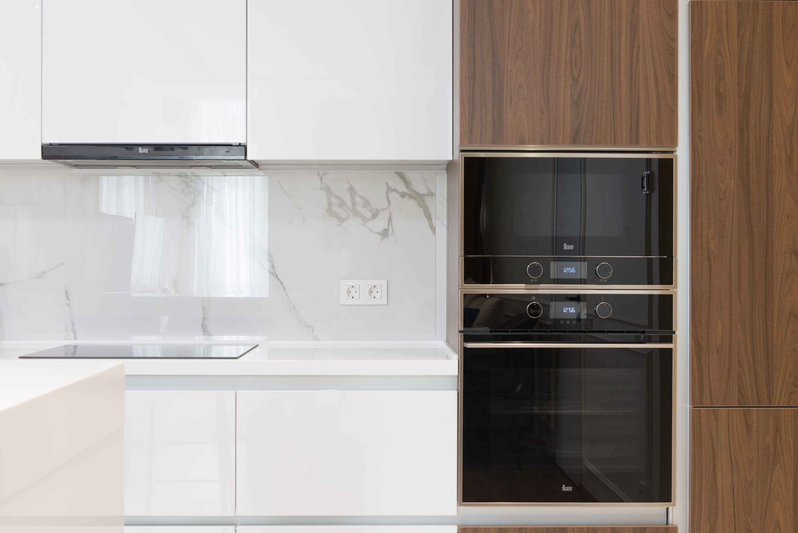 Cuisine contemporaine bois et blanc avec meubles intégrés