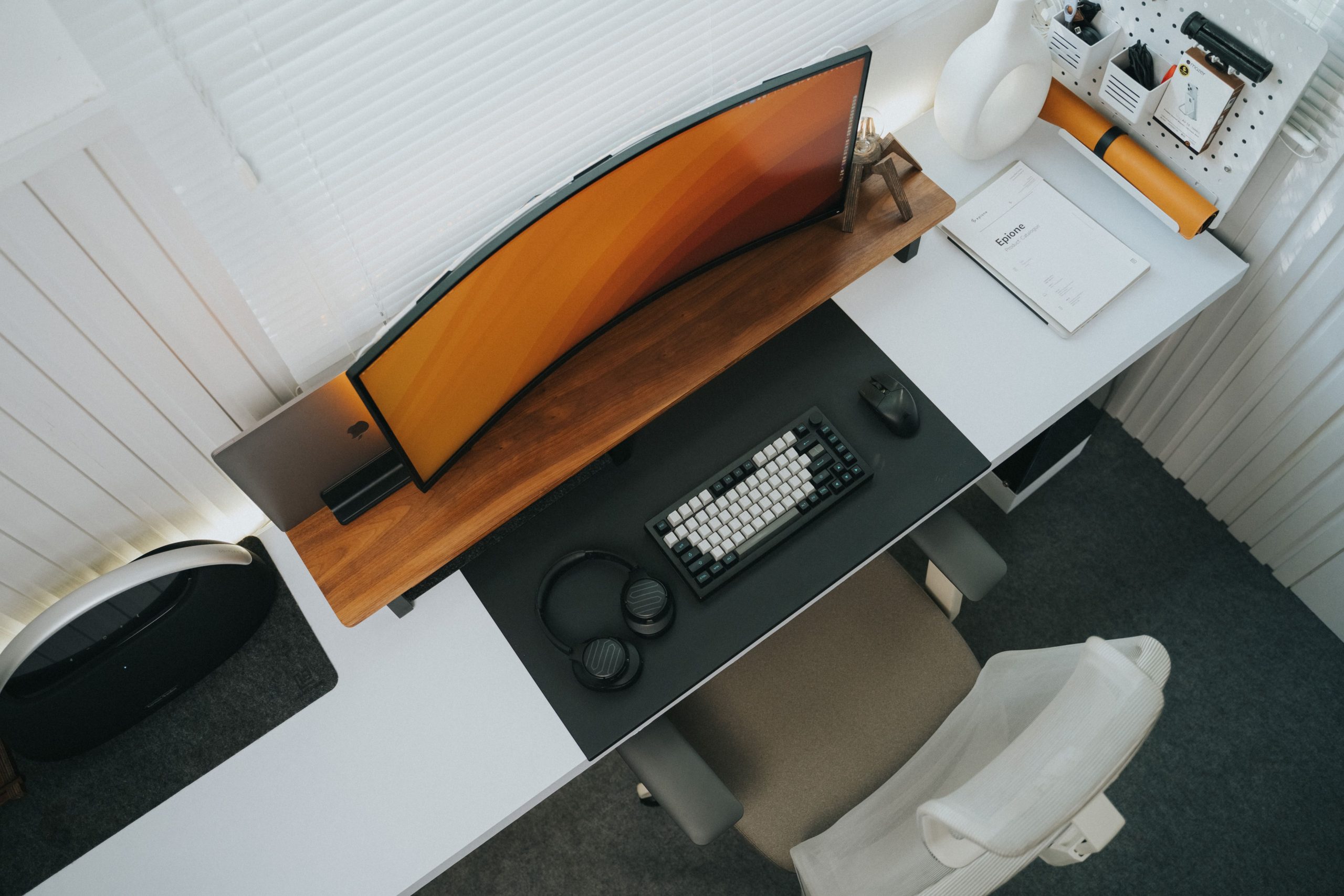 Vue de dessus bureau design avec ecran courbe