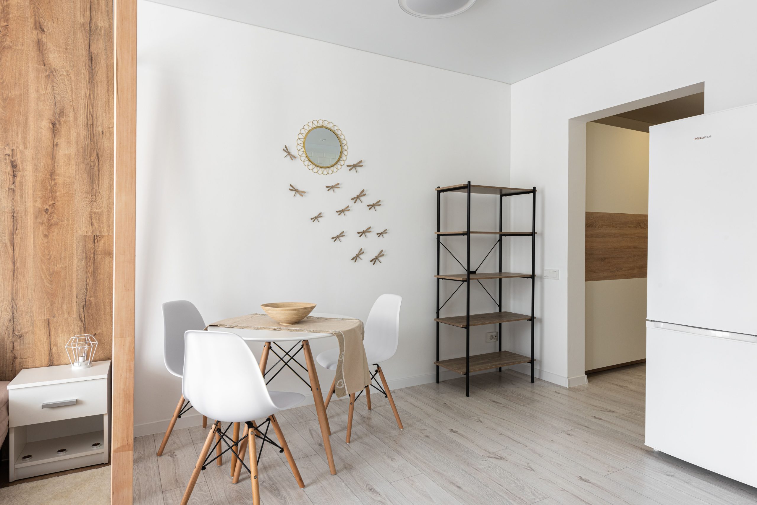 Salle à manger contemporaine avec table et chaises décorées.