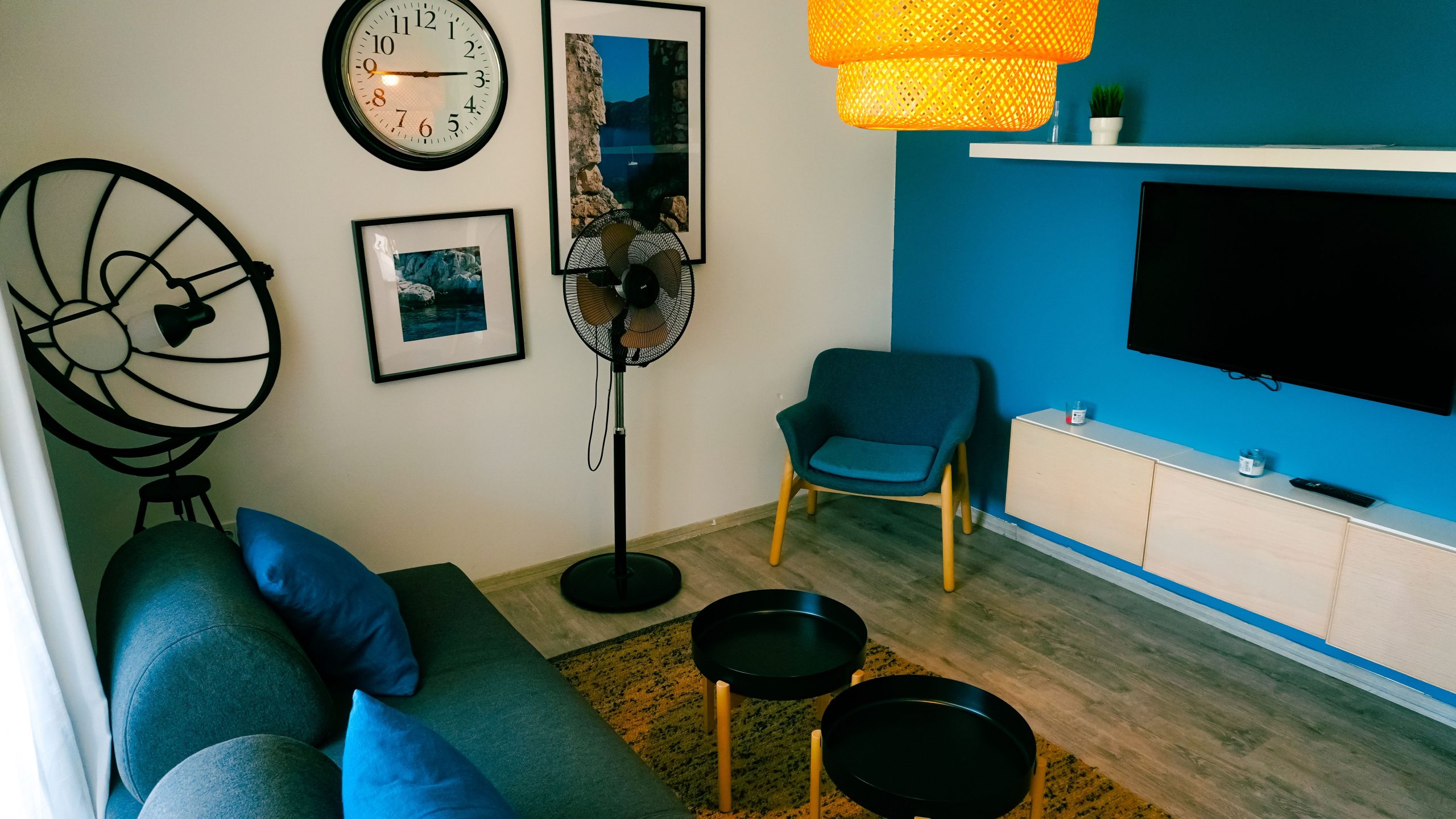 Salon stylé avec accents bleus et art mural