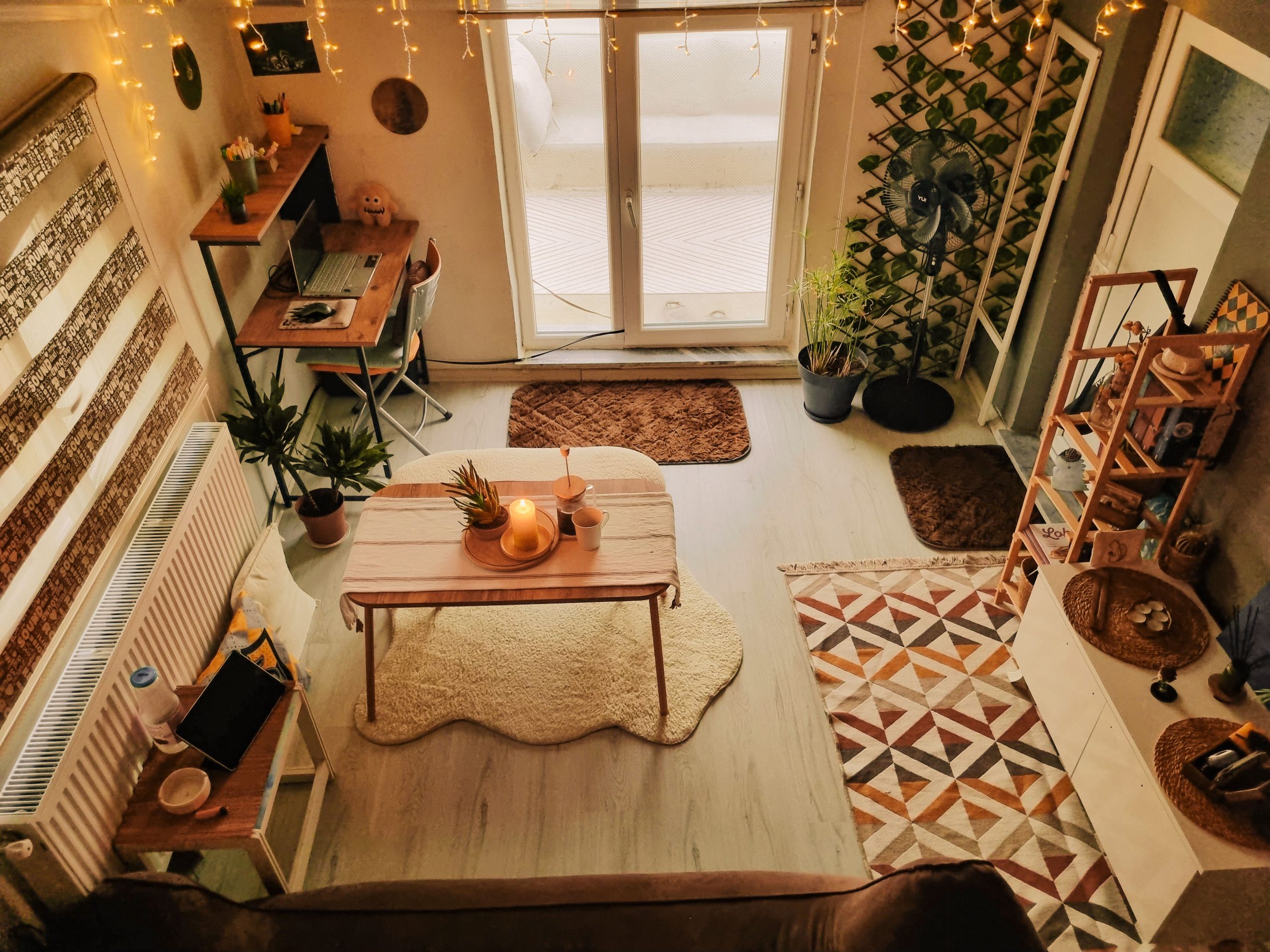 Salon cosy avec plantes et éclairage décoratif