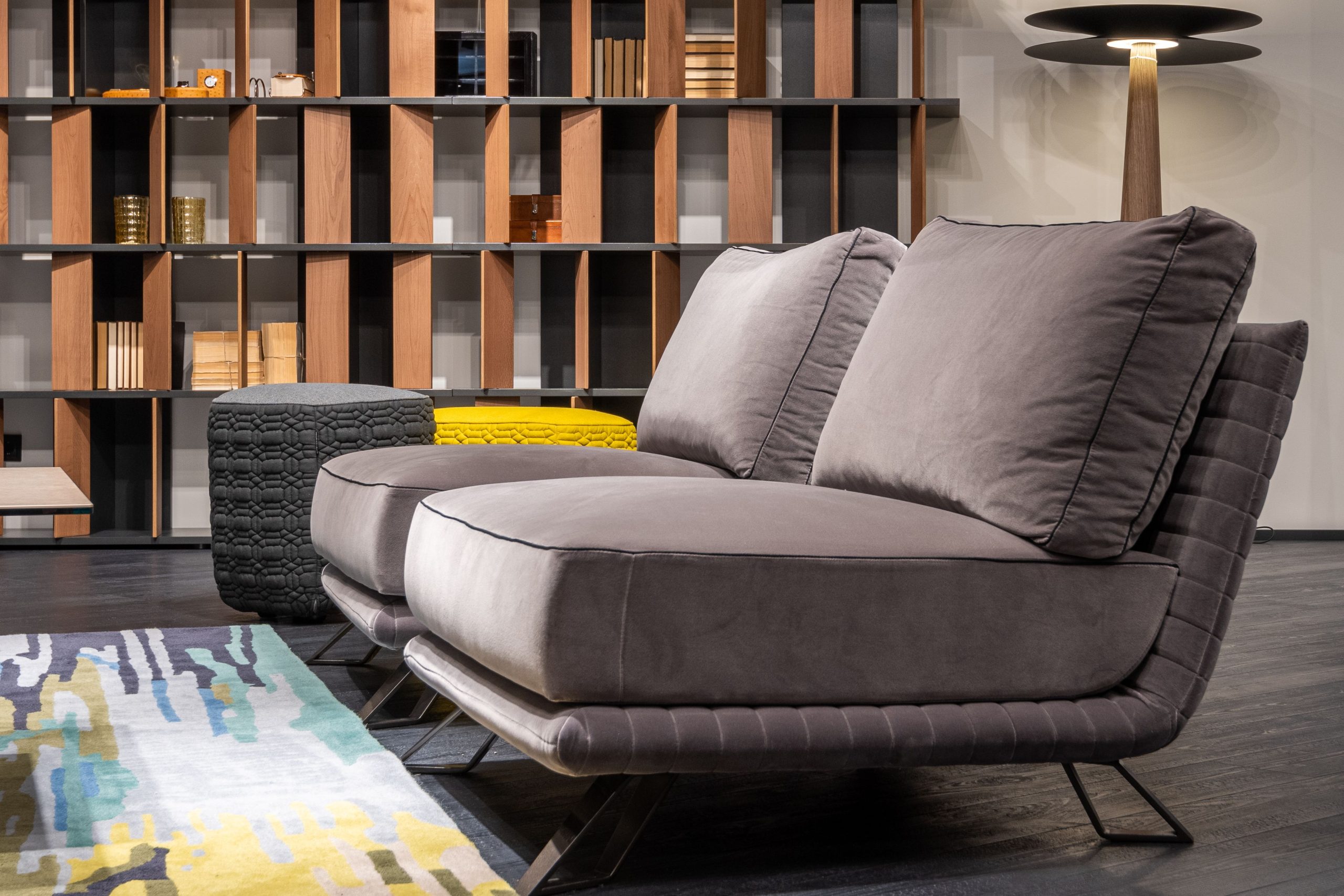 Salon moderne confortable avec poufs et bibliothèque