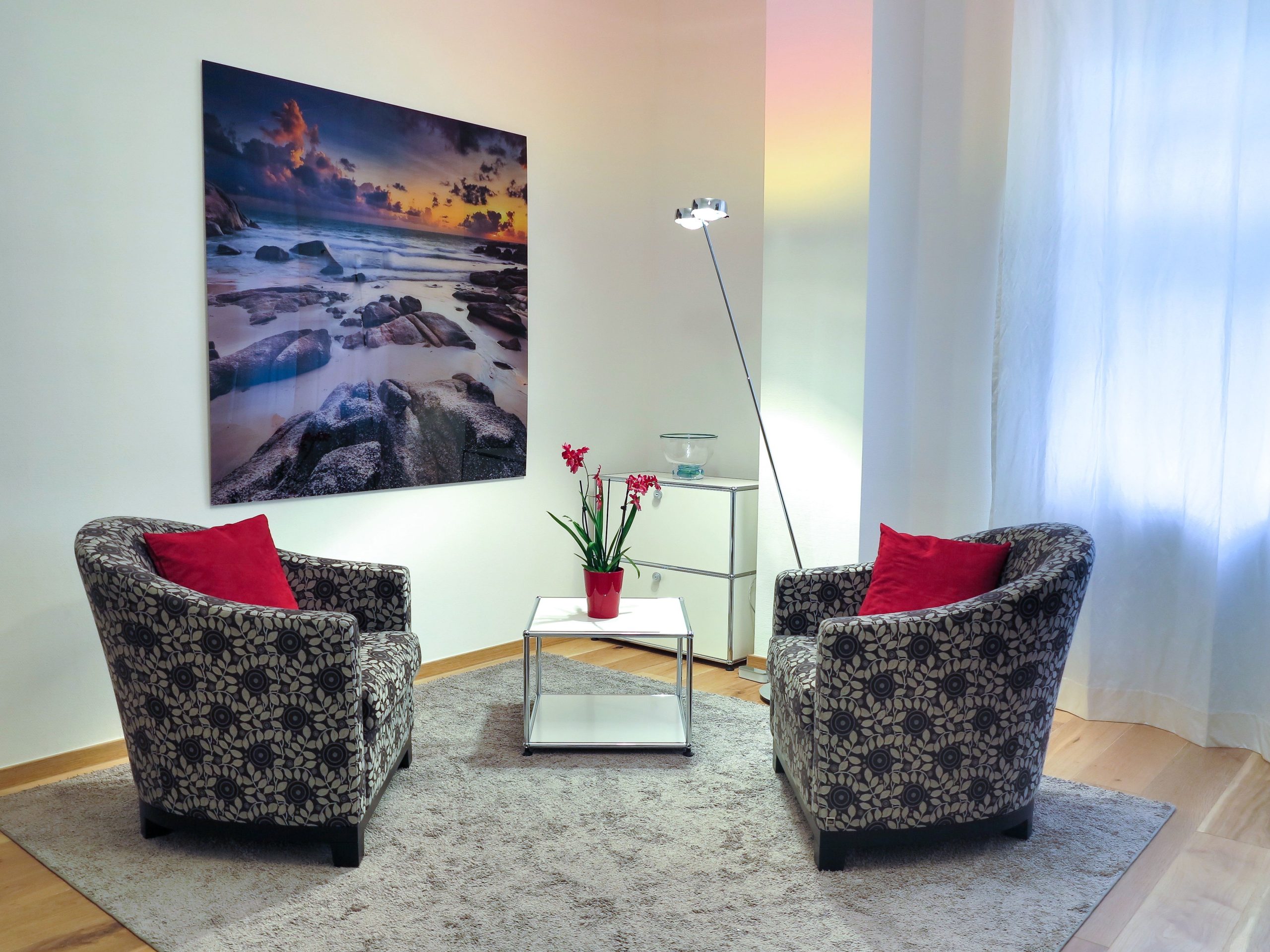 Salon moderne avec chaises design et décoration