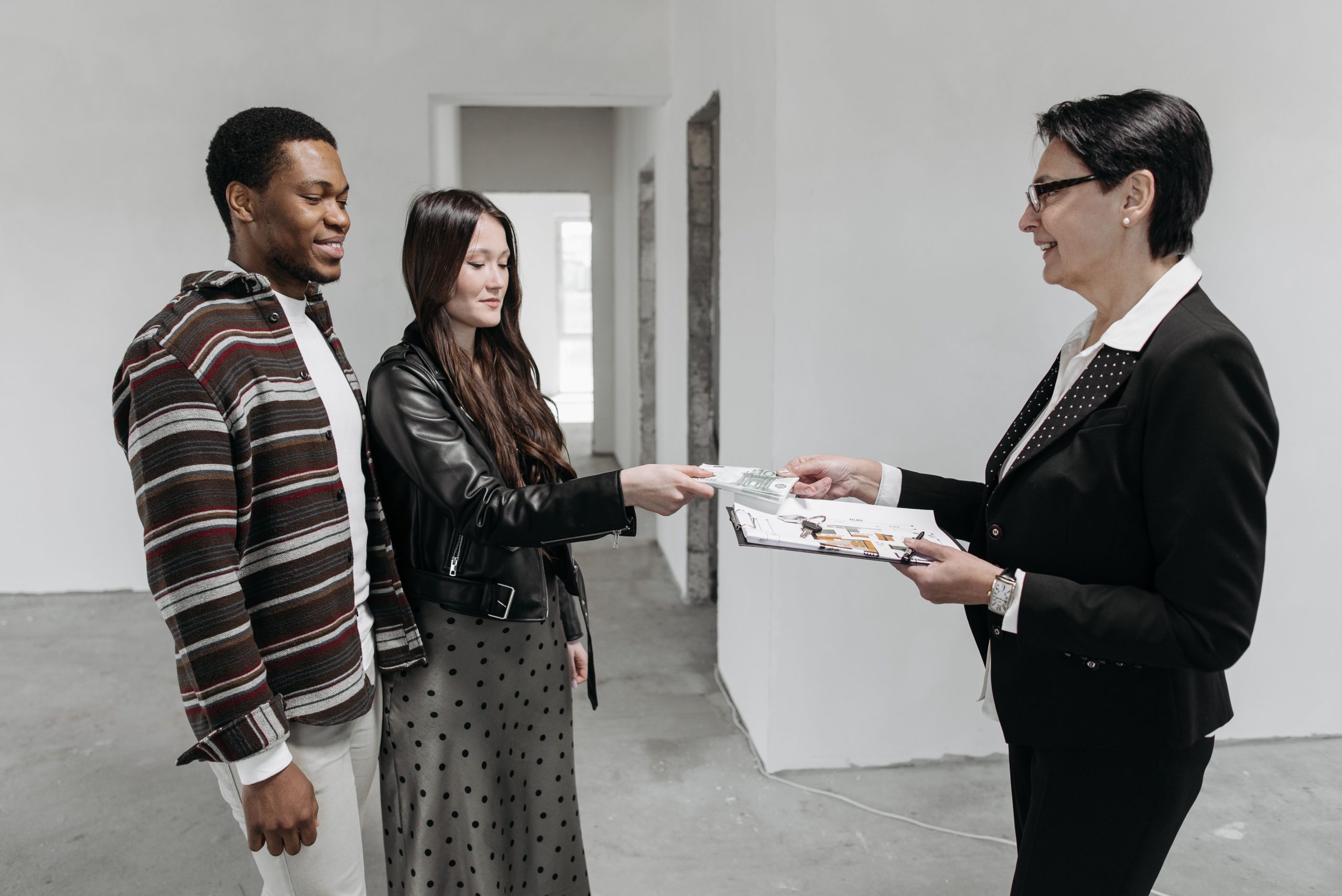 Couple finalise achat immobilier avec agent