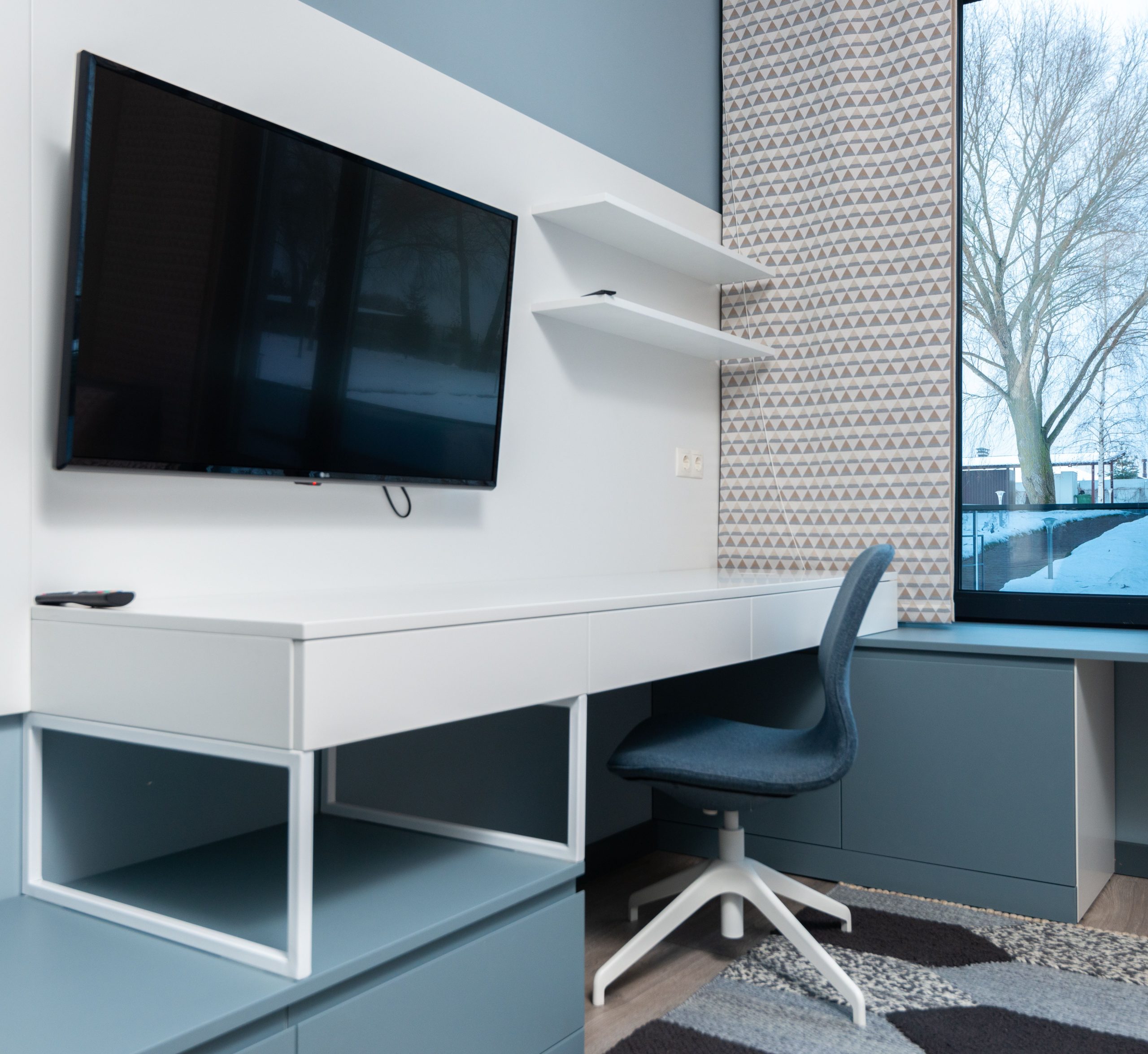 Bureau blanc avec chaise près d'un mur