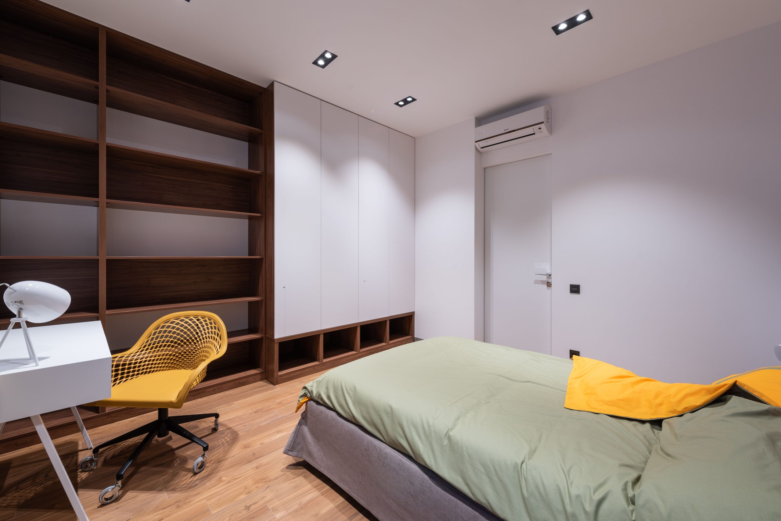 Chambre lumineuse avec lit, table et chaise