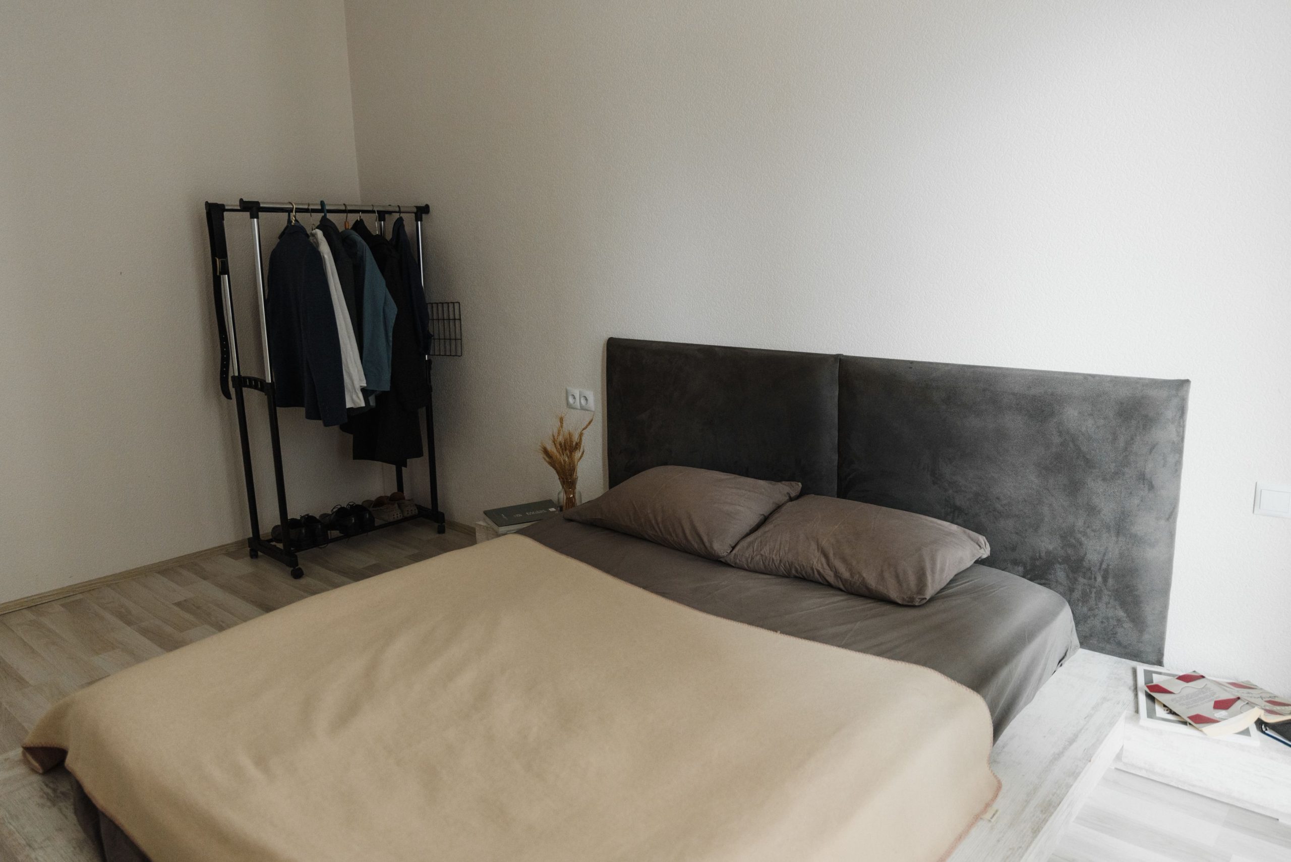 Chambre minimaliste avec tete de lit grise elegante