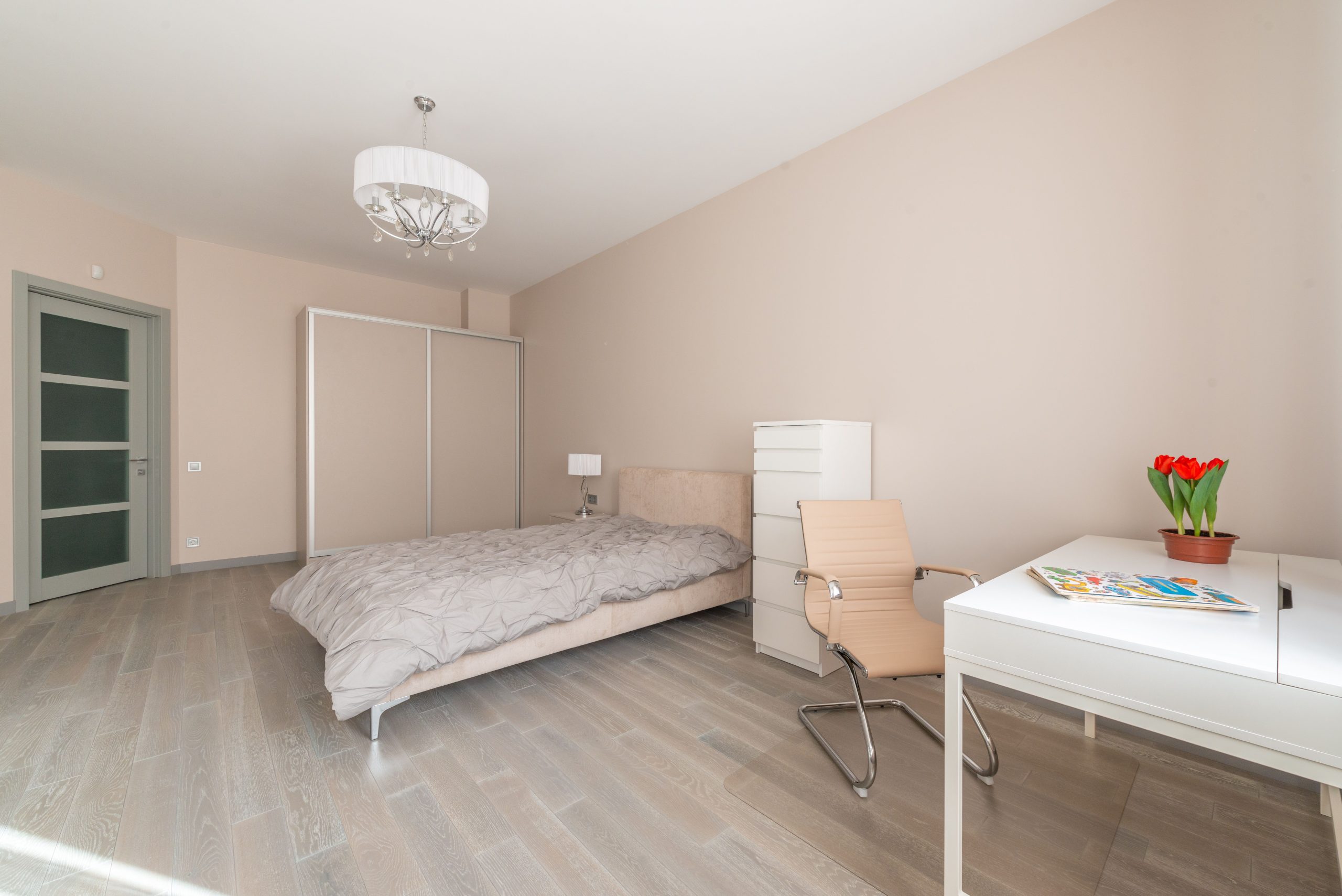 Chambre spacieuse confortable avec lit et dressing