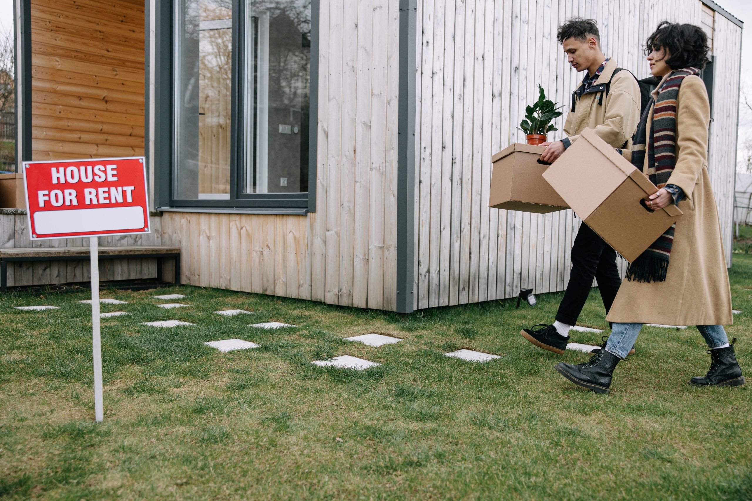 Jeune couple portant des cartons dans son logement