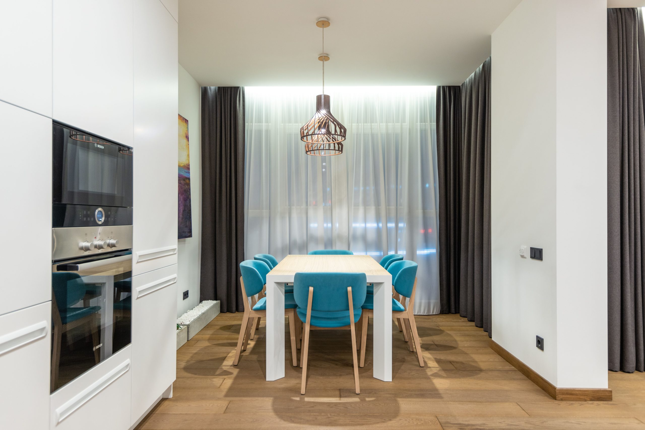 Table avec chaises turquoise dans cuisine moderne