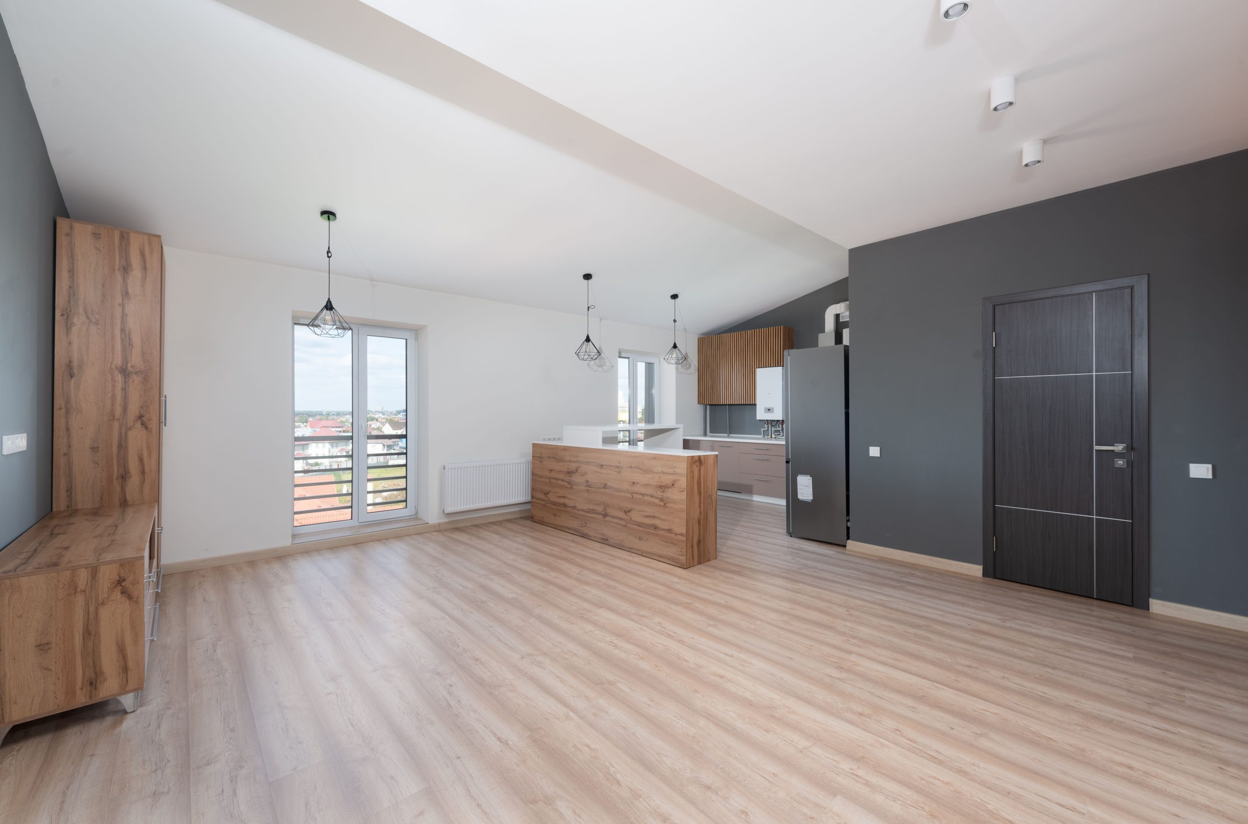 Cuisine ouverte lumineuse et parquet bois
