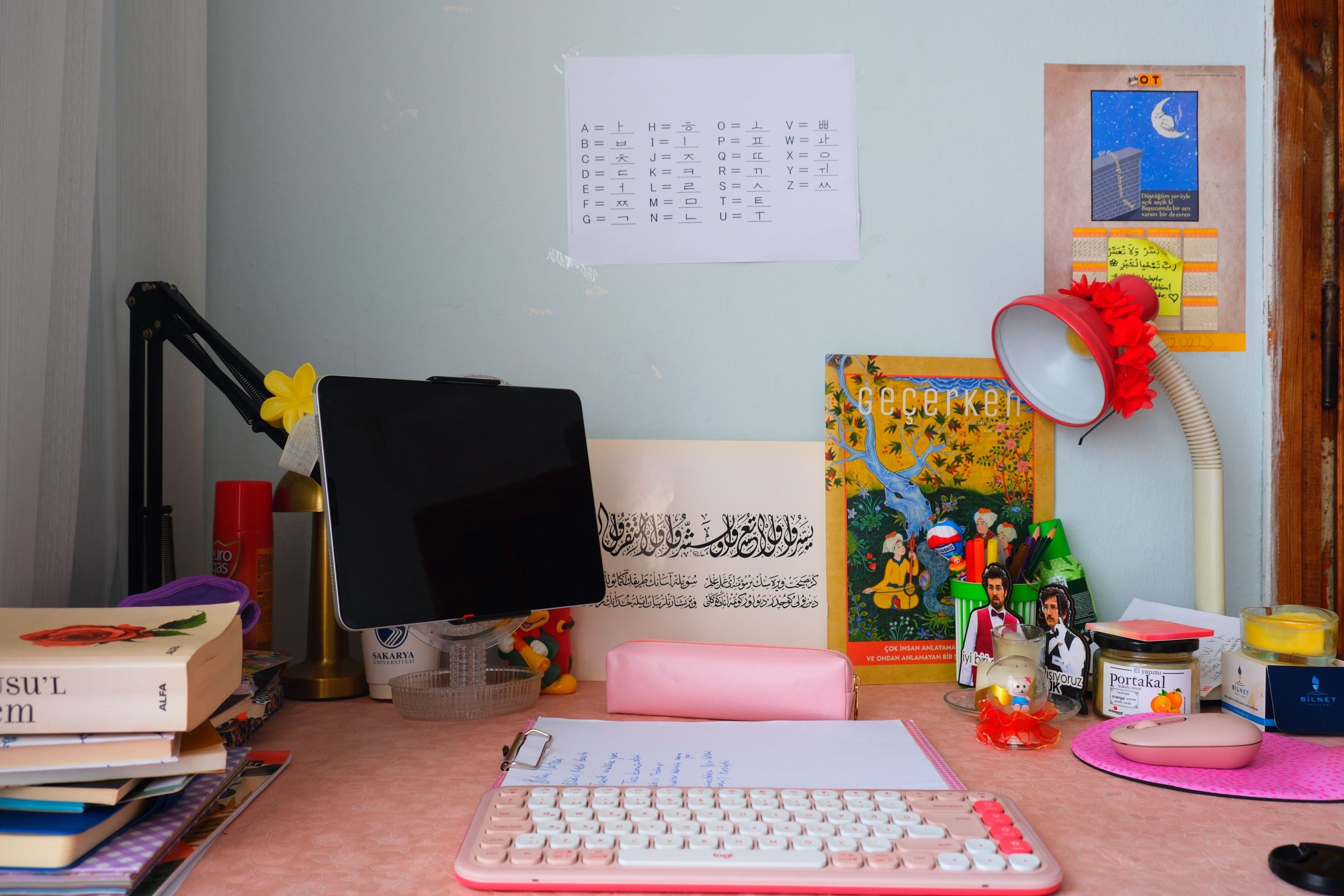 Bureau organise avec livres, clavier et tablette