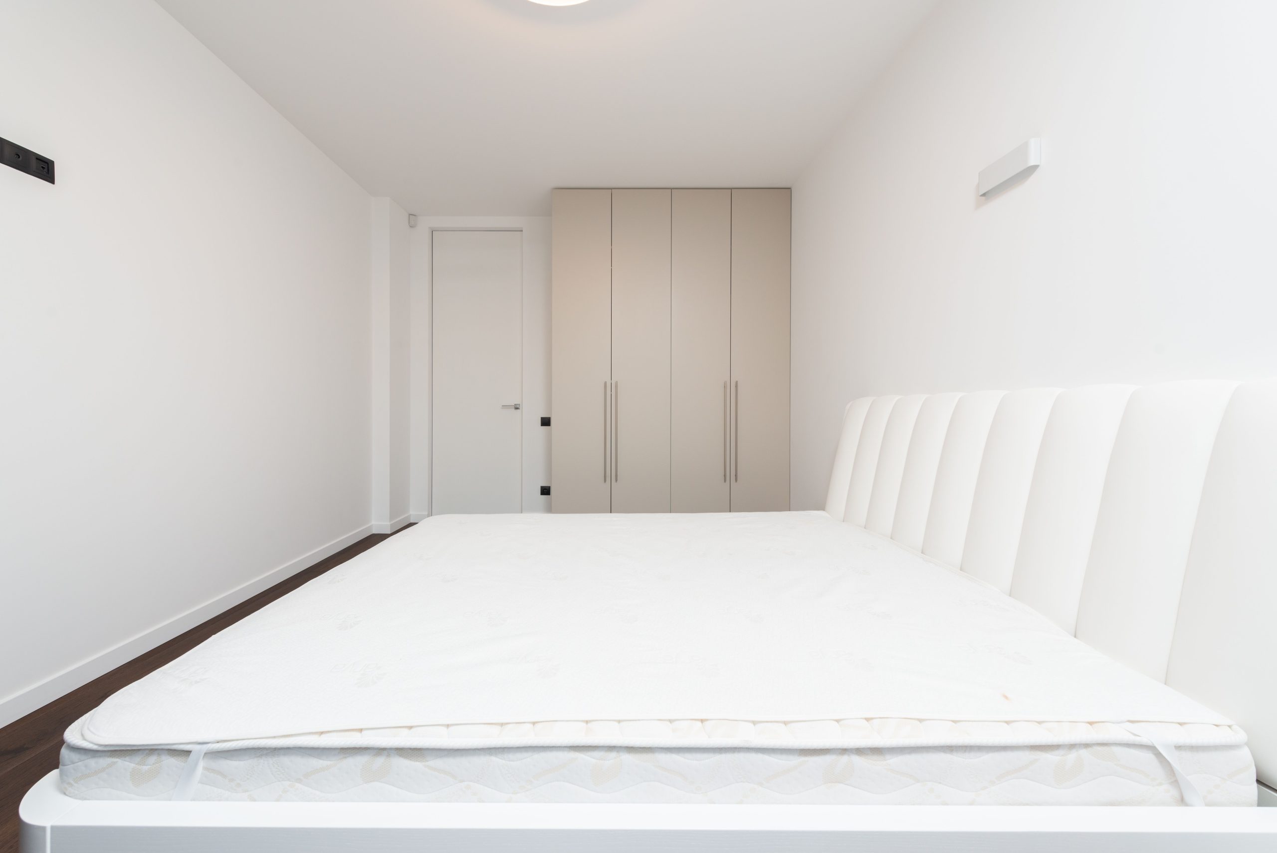 Chambre minimaliste contemporaine avec dressing epure