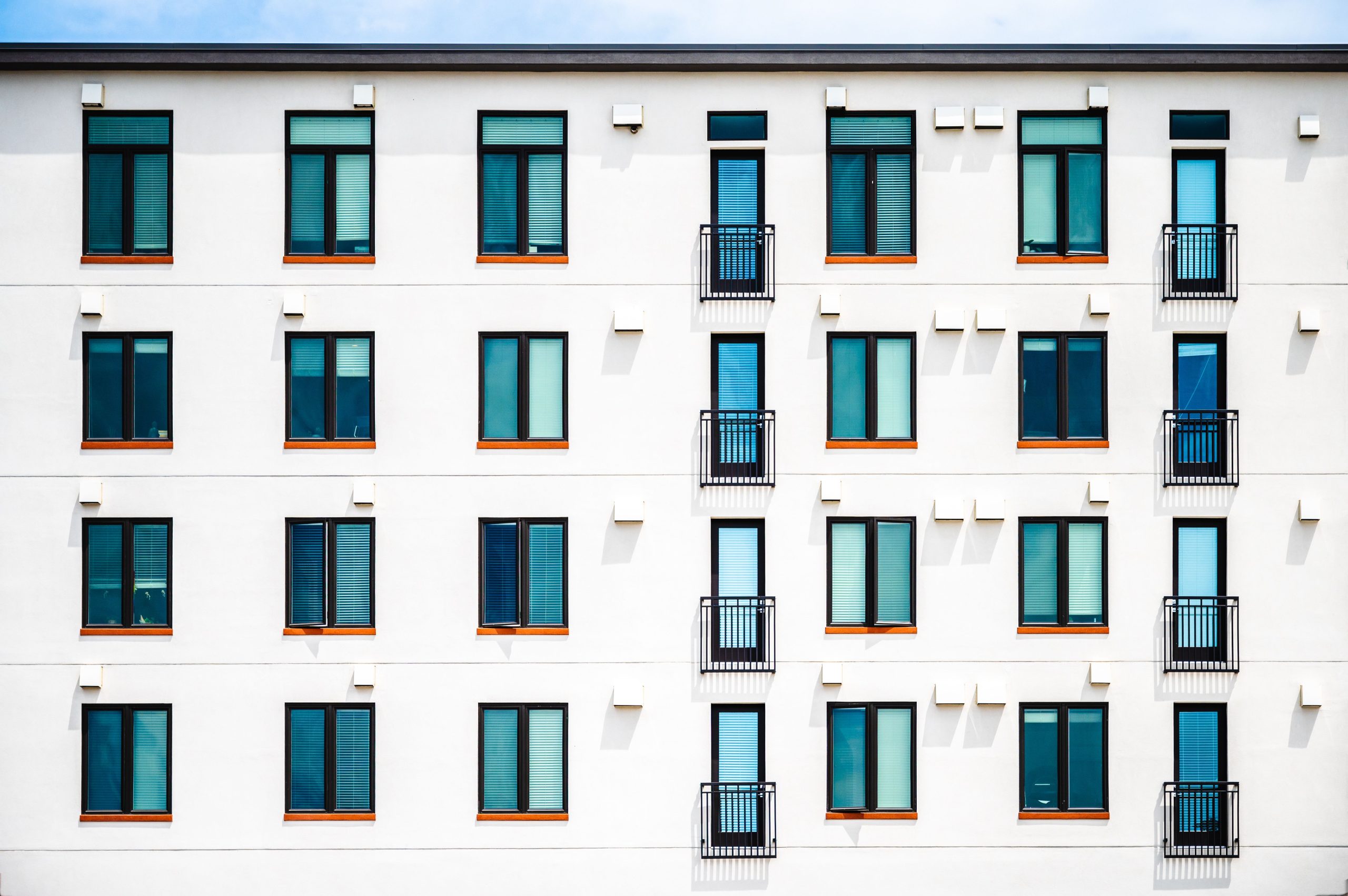 Façade d'immeuble blanc de style minimaliste
