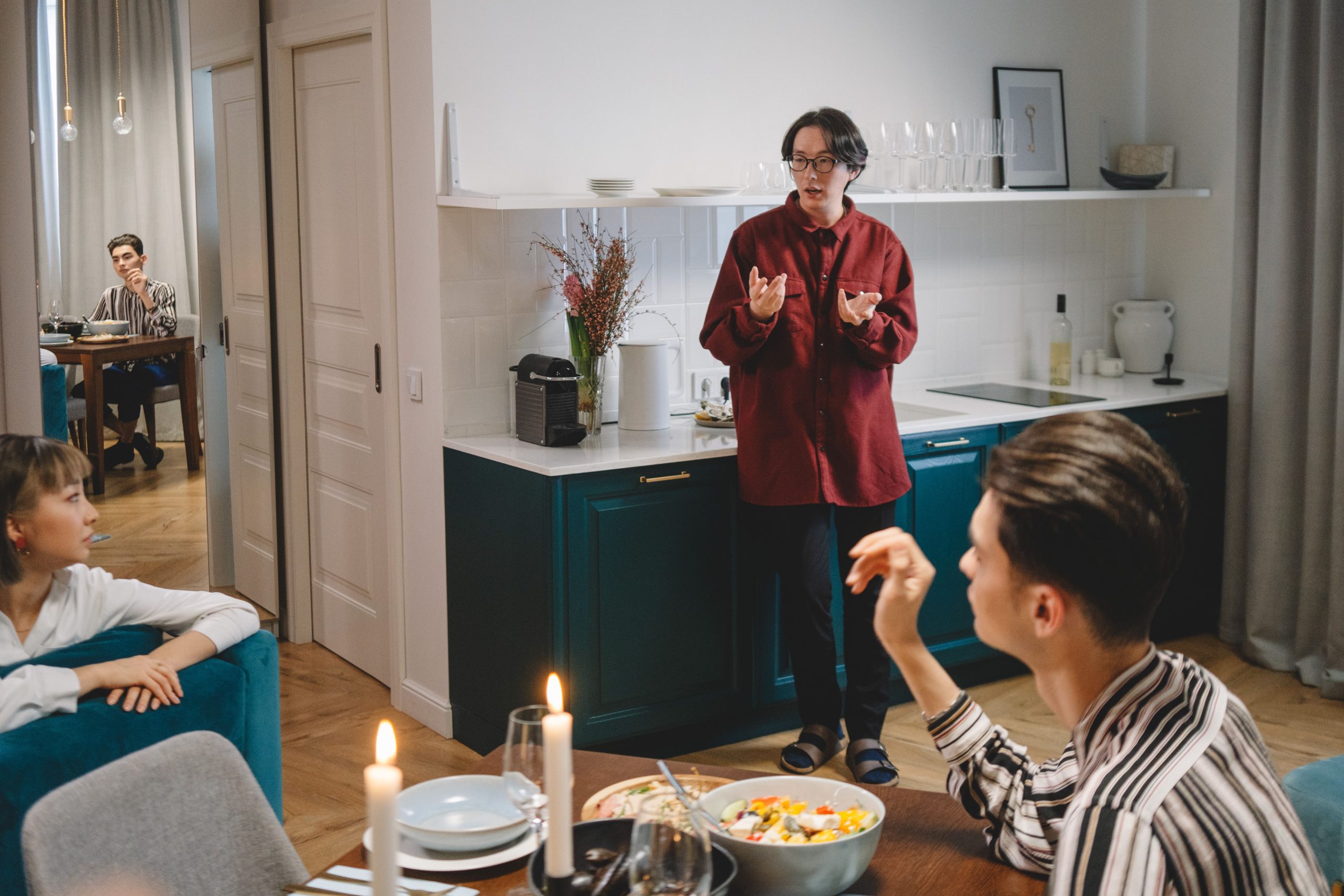 Amis partageant un dîner animé en colocation