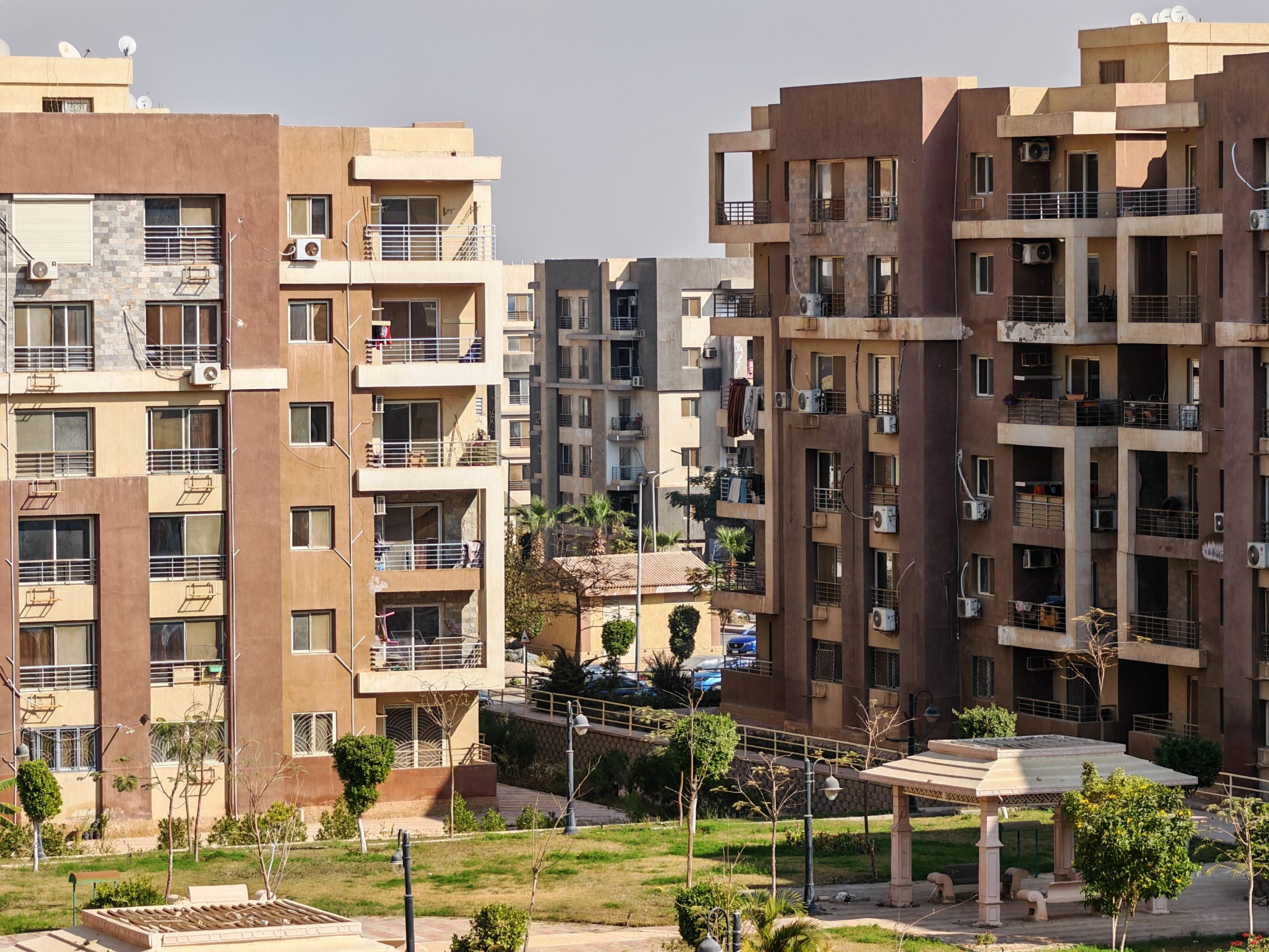 Immeubles contemporains avec balcons et espaces verts