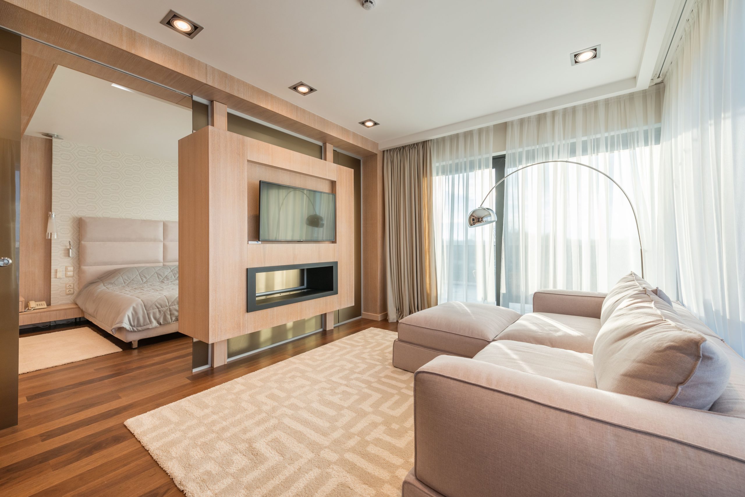 Appartement moderne avec canapé et television