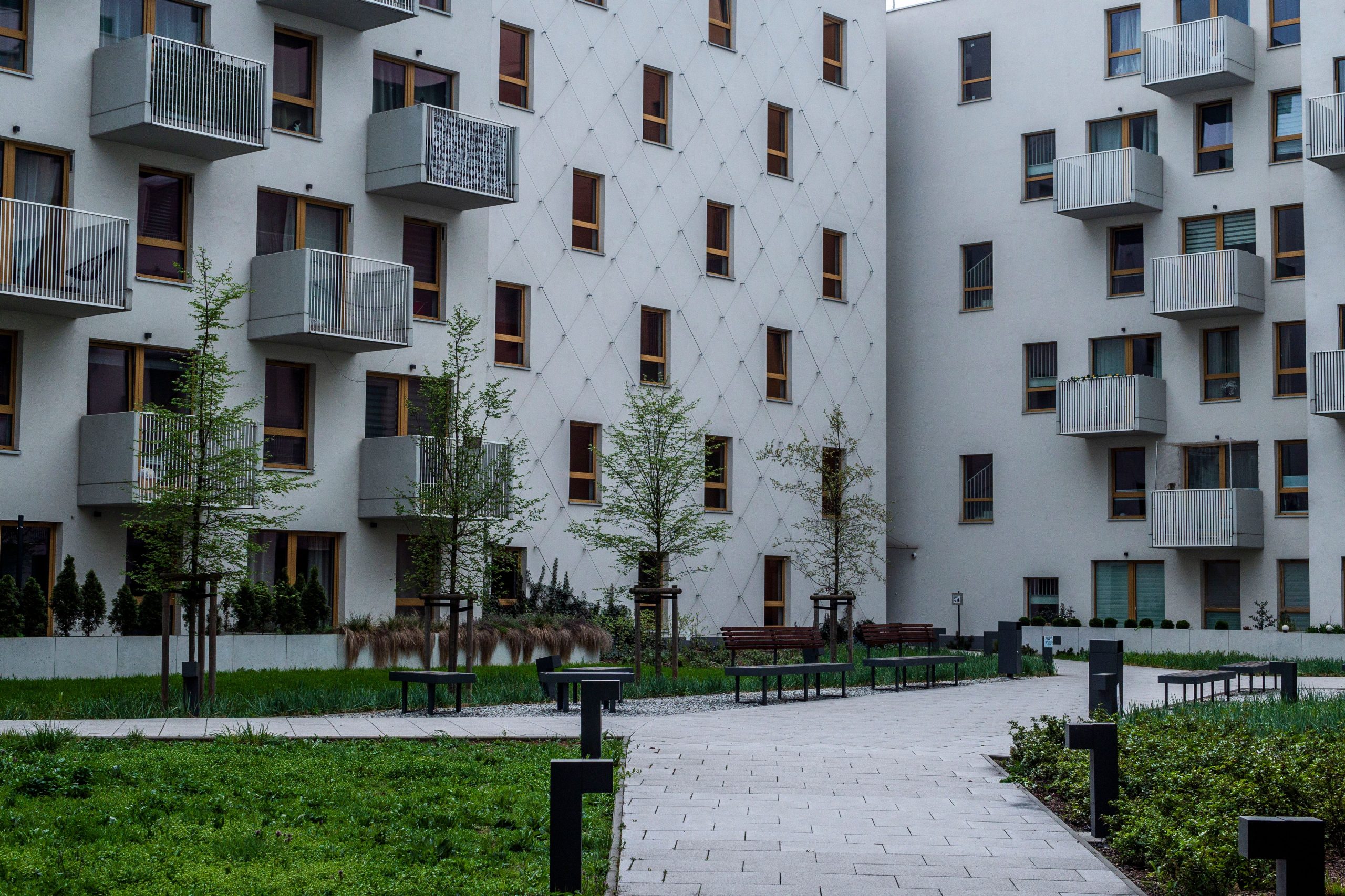 Complexe résidentiel contemporain avec cour paysagée